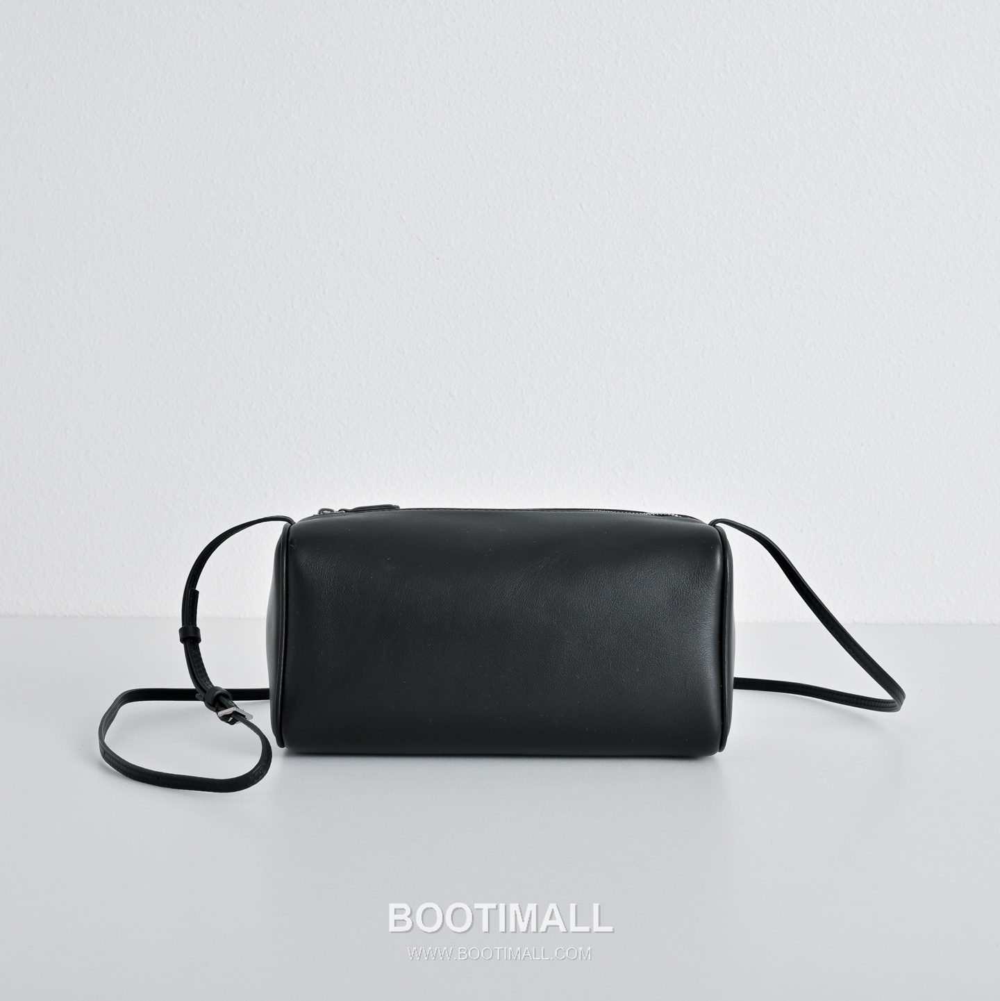 The Row 90s Lambskin Crossbody Bag with Zip Closure Detail 더로우 90s 램스킨 지퍼 클로저 크로스백 21cm 1