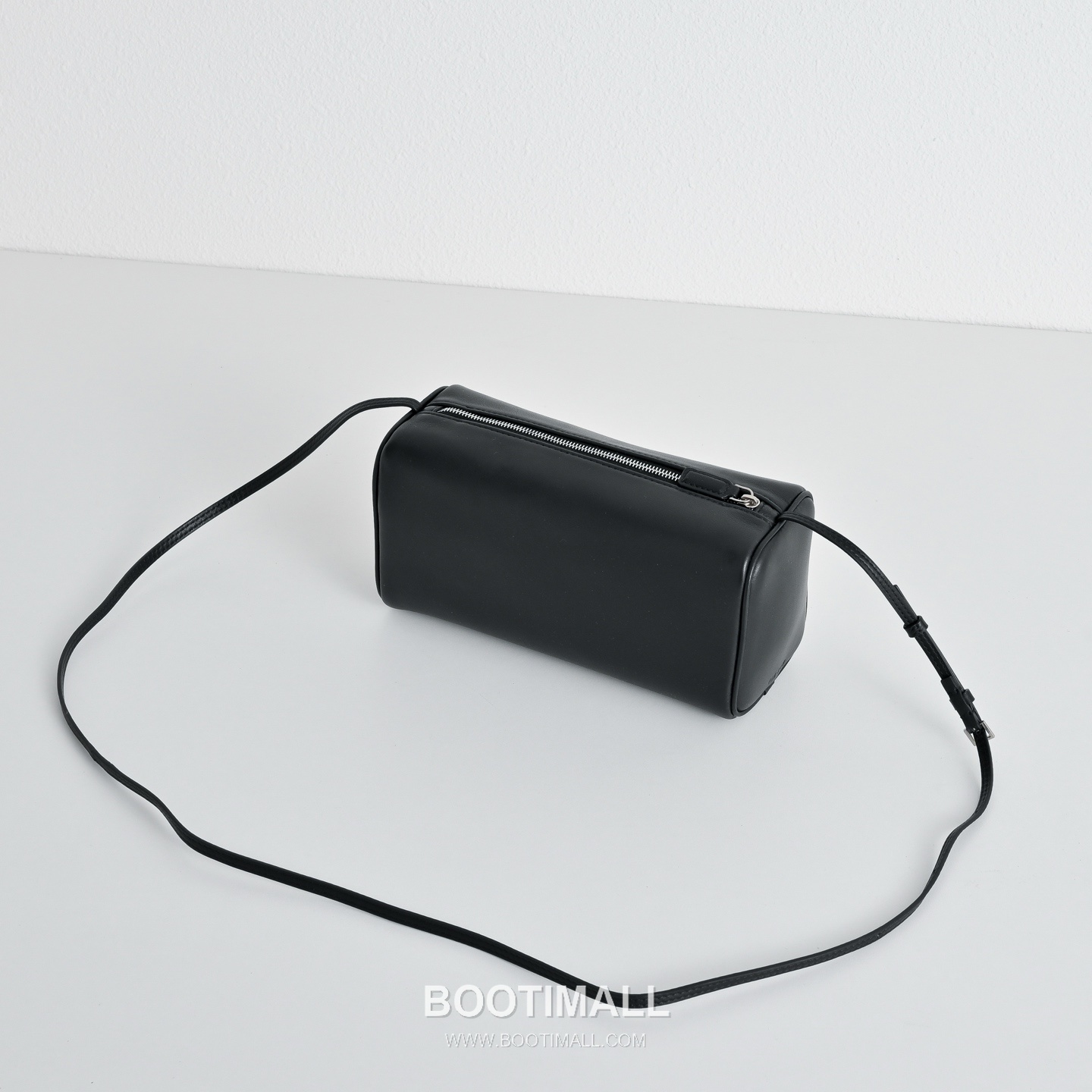 The Row 90s Lambskin Crossbody Bag with Zip Closure Detail 더로우 90s 램스킨 지퍼 클로저 크로스백 21cm 3