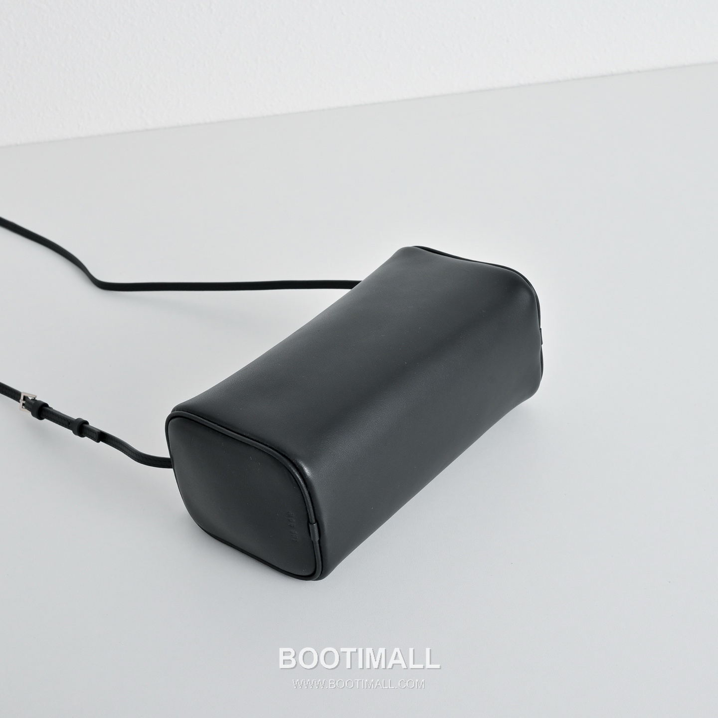 The Row 90s Lambskin Crossbody Bag with Zip Closure Detail 더로우 90s 램스킨 지퍼 클로저 크로스백 21cm 4