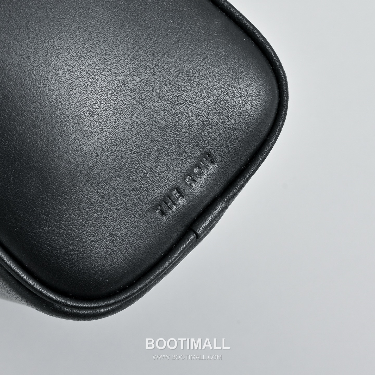 The Row 90s Lambskin Crossbody Bag with Zip Closure Detail 더로우 90s 램스킨 지퍼 클로저 크로스백 21cm 5