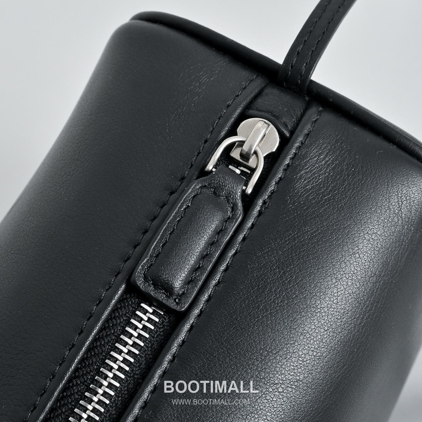 The Row 90s Lambskin Crossbody Bag with Zip Closure Detail 더로우 90s 램스킨 지퍼 클로저 크로스백 21cm 6