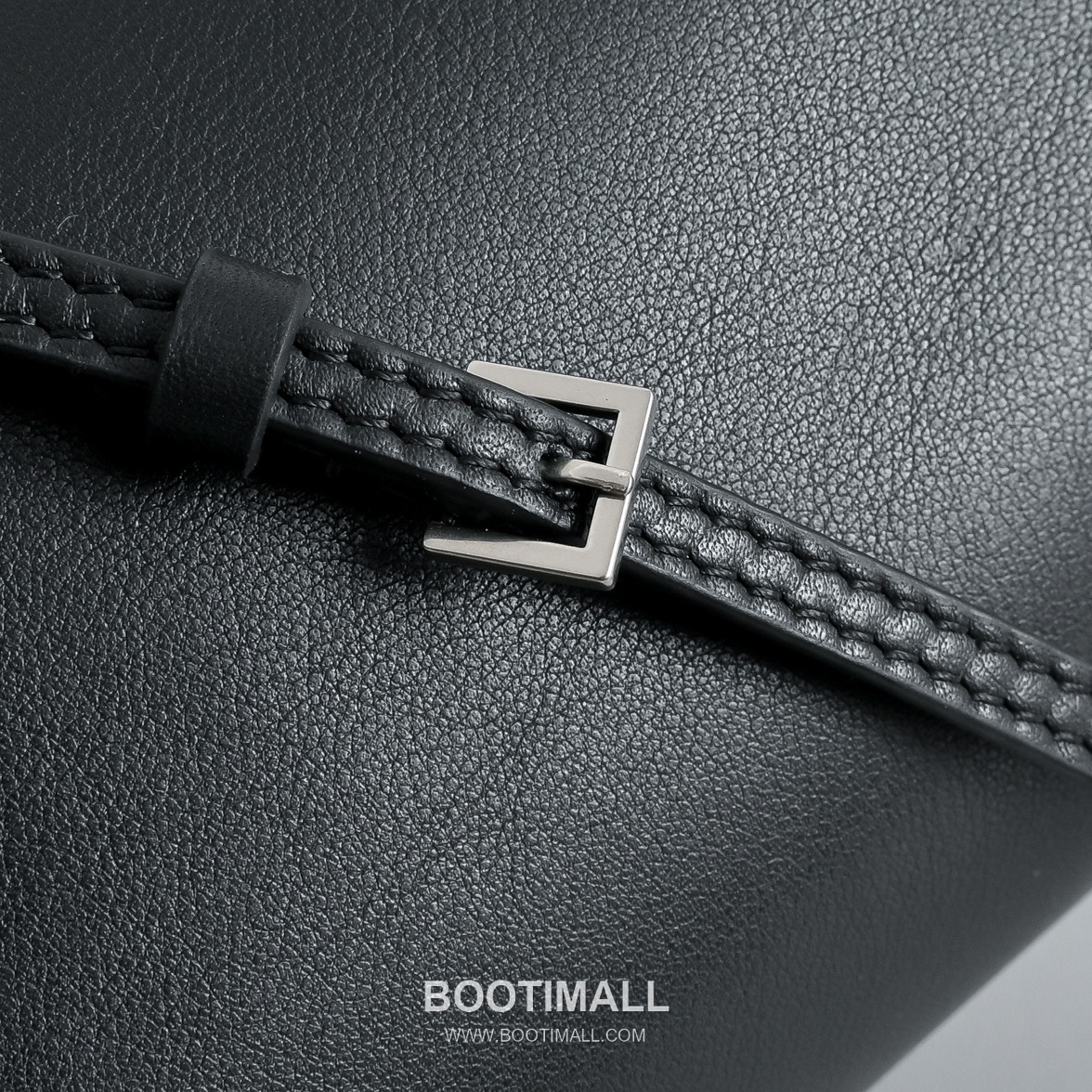 The Row 90s Lambskin Crossbody Bag with Zip Closure Detail 더로우 90s 램스킨 지퍼 클로저 크로스백 21cm 7