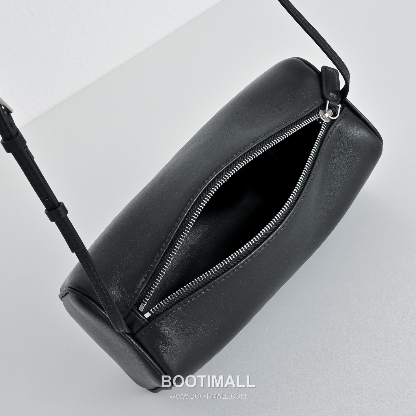 The Row 90s Lambskin Crossbody Bag with Zip Closure Detail 더로우 90s 램스킨 지퍼 클로저 크로스백 21cm 8