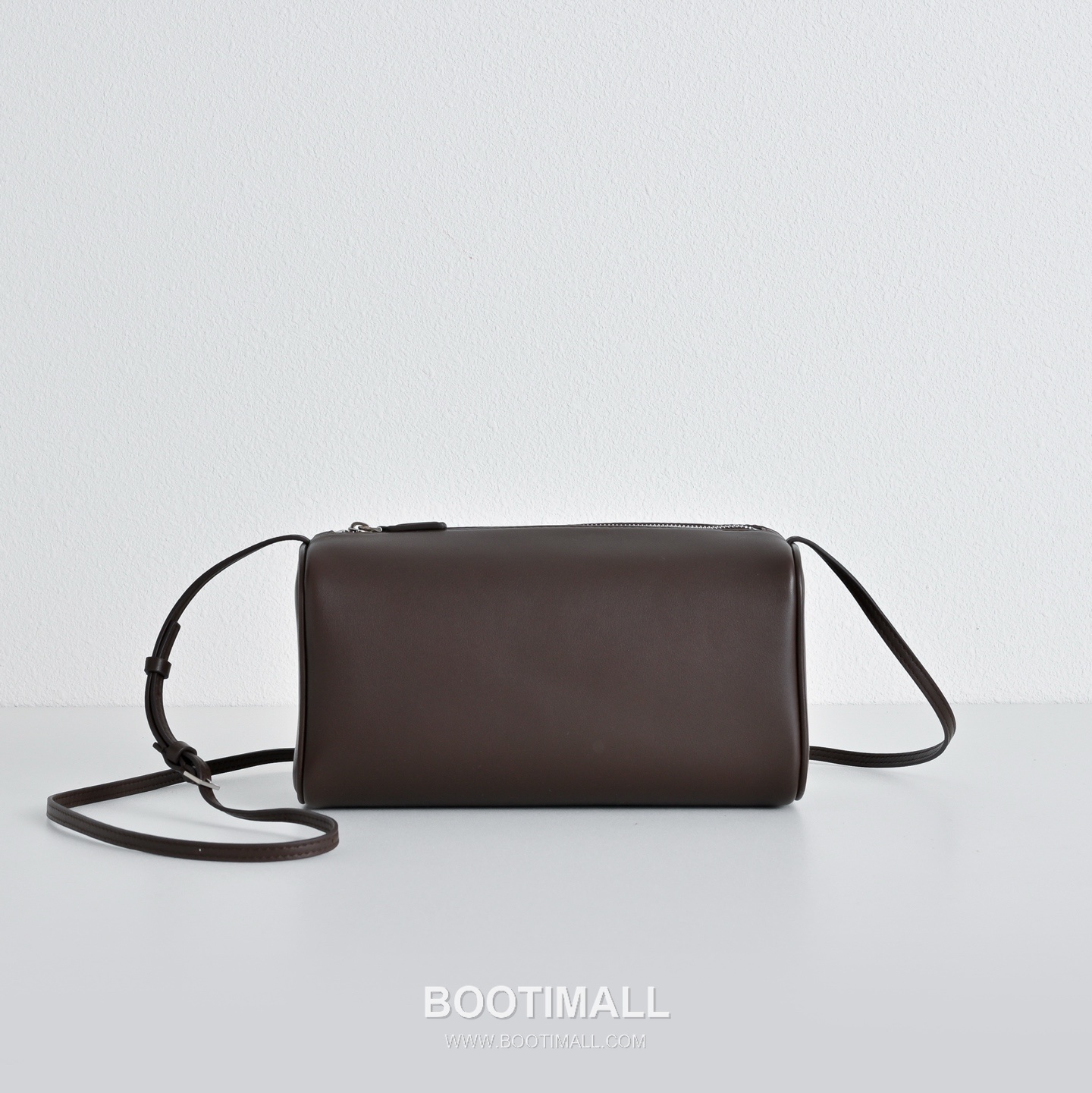 The Row 90s Lambskin Crossbody Bag with Zip Closure Detail 더로우 90s 램스킨 지퍼 클로저 크로스백 21cm 1