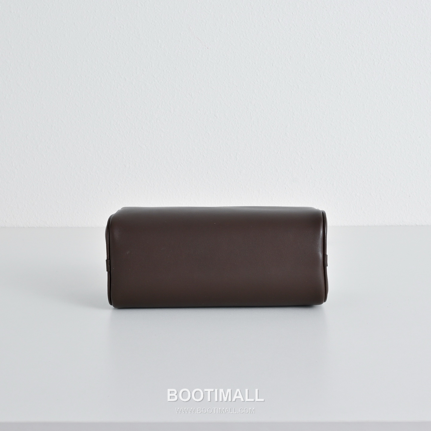 The Row 90s Lambskin Crossbody Bag with Zip Closure Detail 더로우 90s 램스킨 지퍼 클로저 크로스백 21cm 4