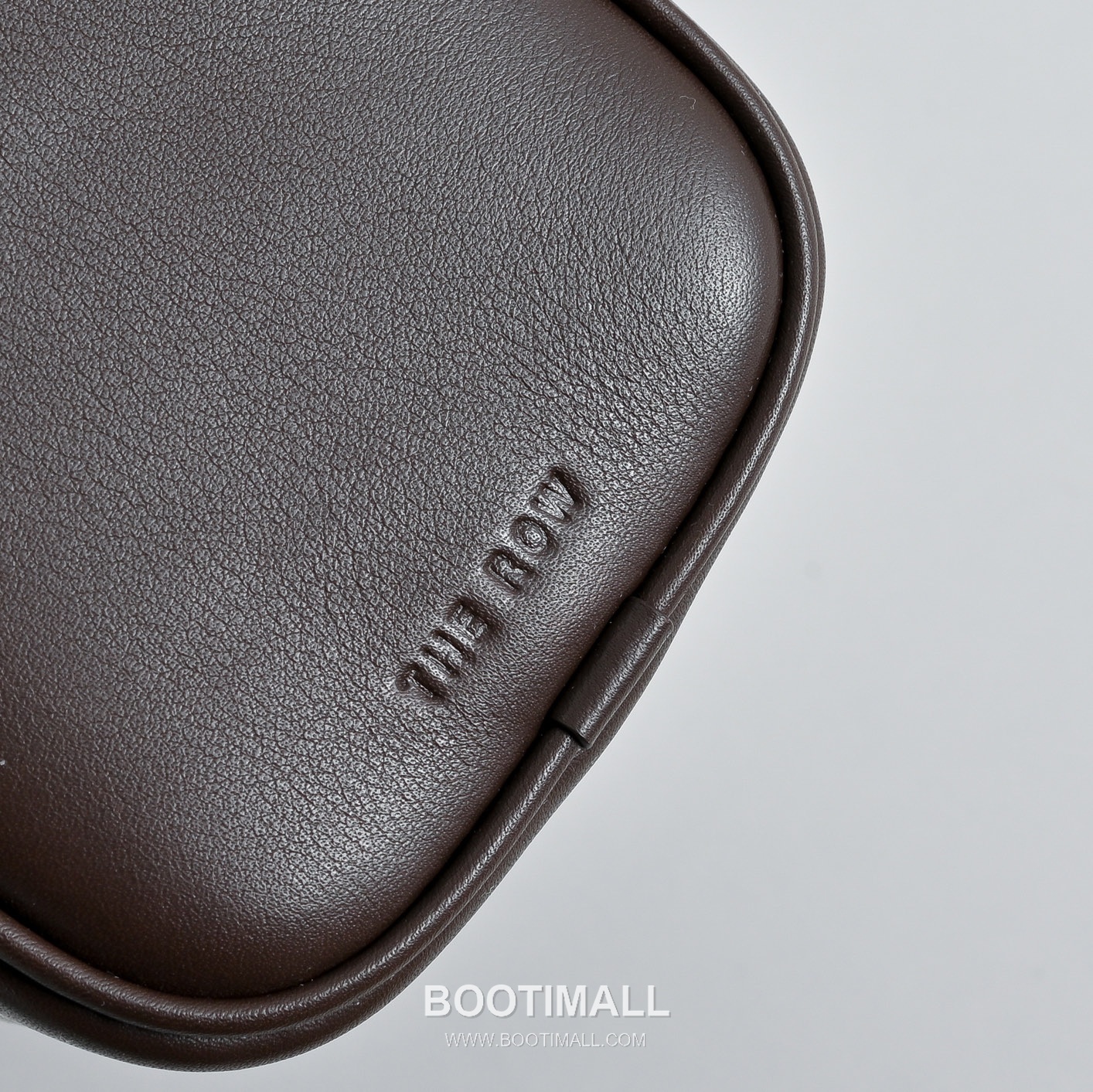 The Row 90s Lambskin Crossbody Bag with Zip Closure Detail 더로우 90s 램스킨 지퍼 클로저 크로스백 21cm 5