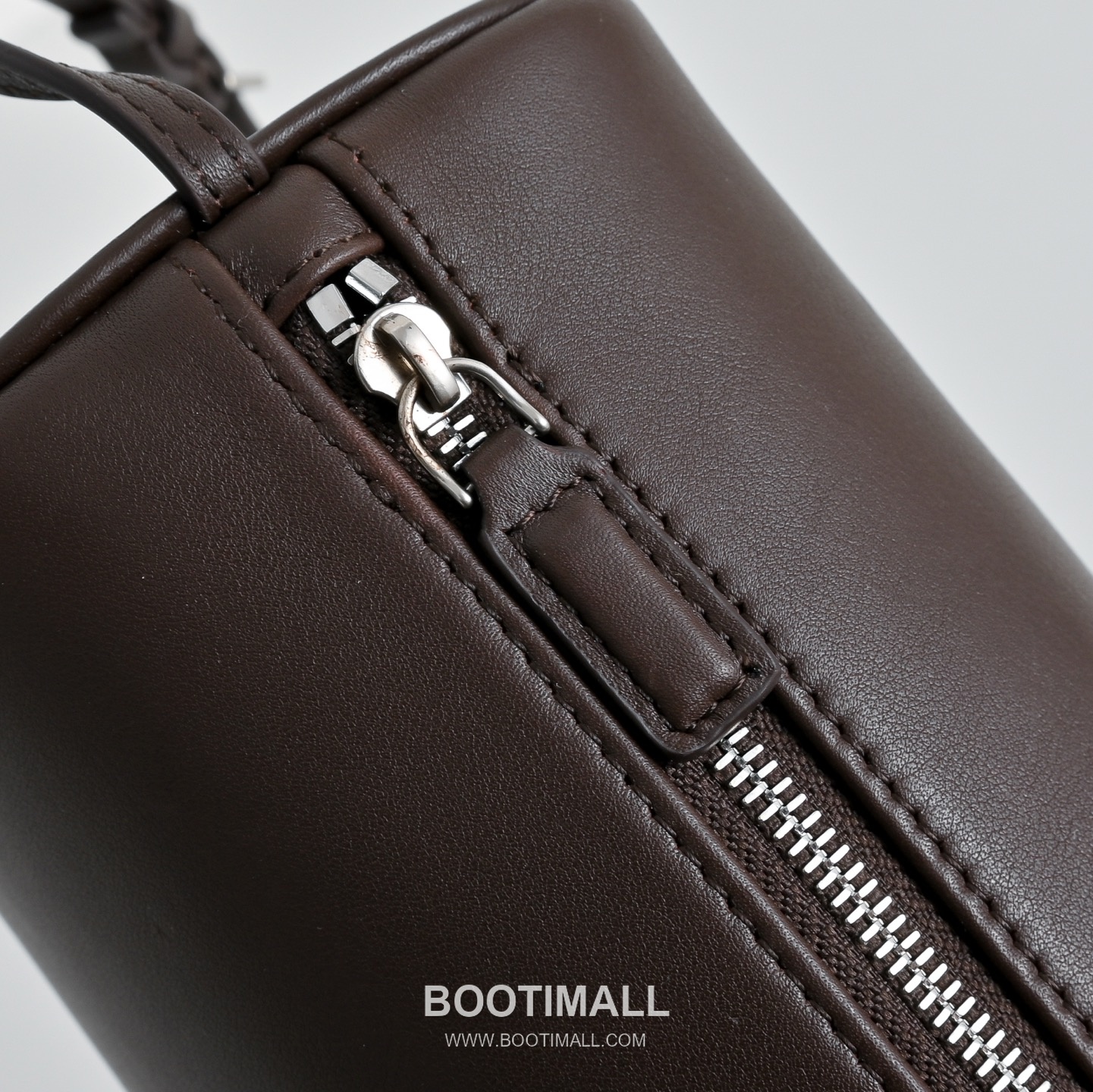 The Row 90s Lambskin Crossbody Bag with Zip Closure Detail 더로우 90s 램스킨 지퍼 클로저 크로스백 21cm 6