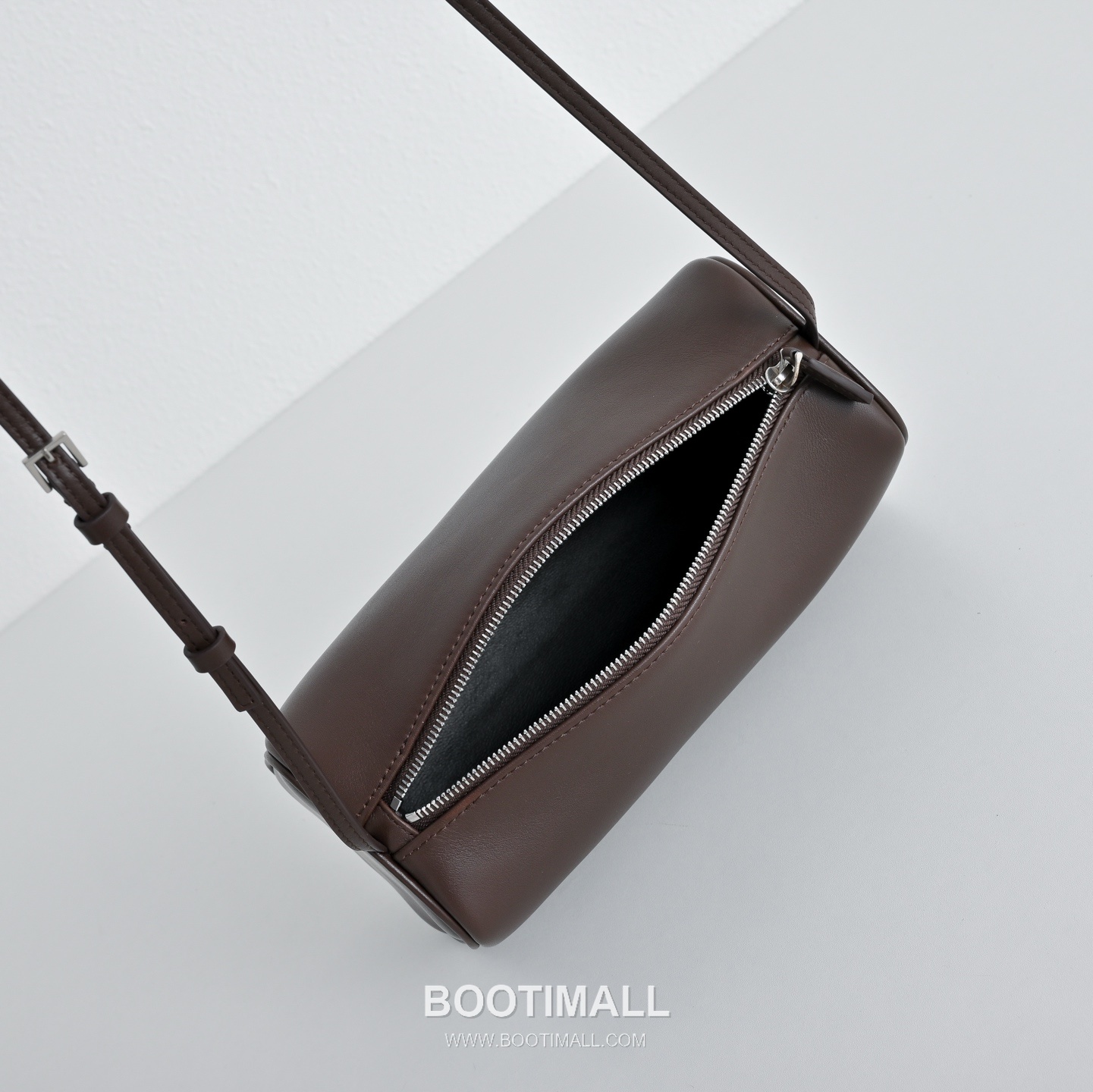 The Row 90s Lambskin Crossbody Bag with Zip Closure Detail 더로우 90s 램스킨 지퍼 클로저 크로스백 21cm 9