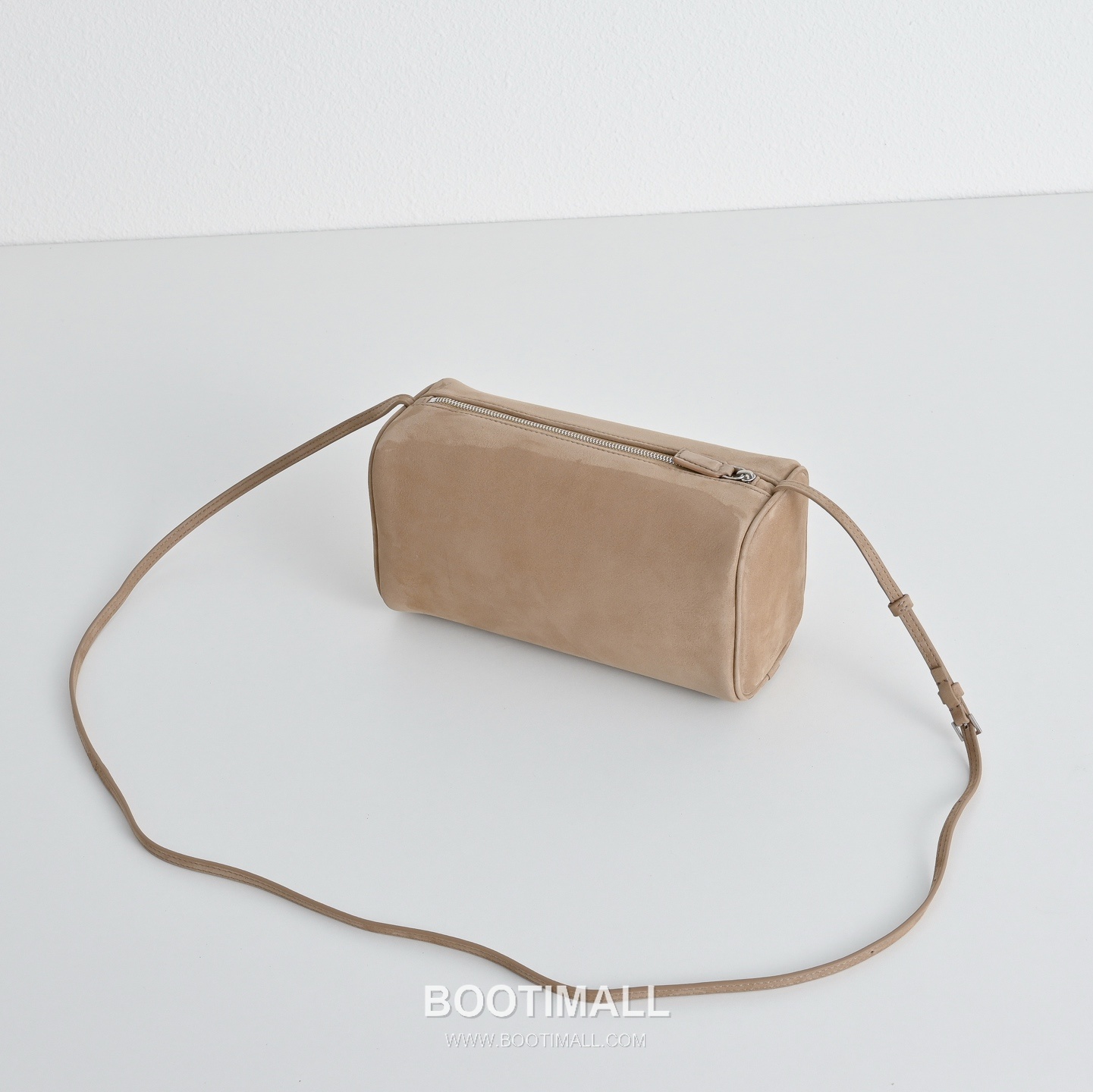 The Row 90s Lambskin Crossbody Bag with Zip Closure Detail 더로우 90s 램스킨 지퍼 클로저 크로스백 21cm 3