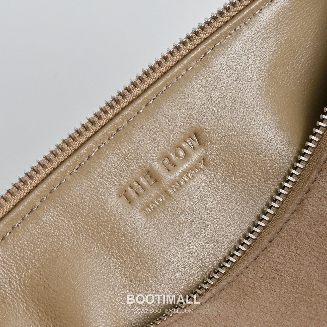 The Row 90s Lambskin Crossbody Bag with Zip Closure Detail 더로우 90s 램스킨 지퍼 클로저 크로스백 21cm 9
