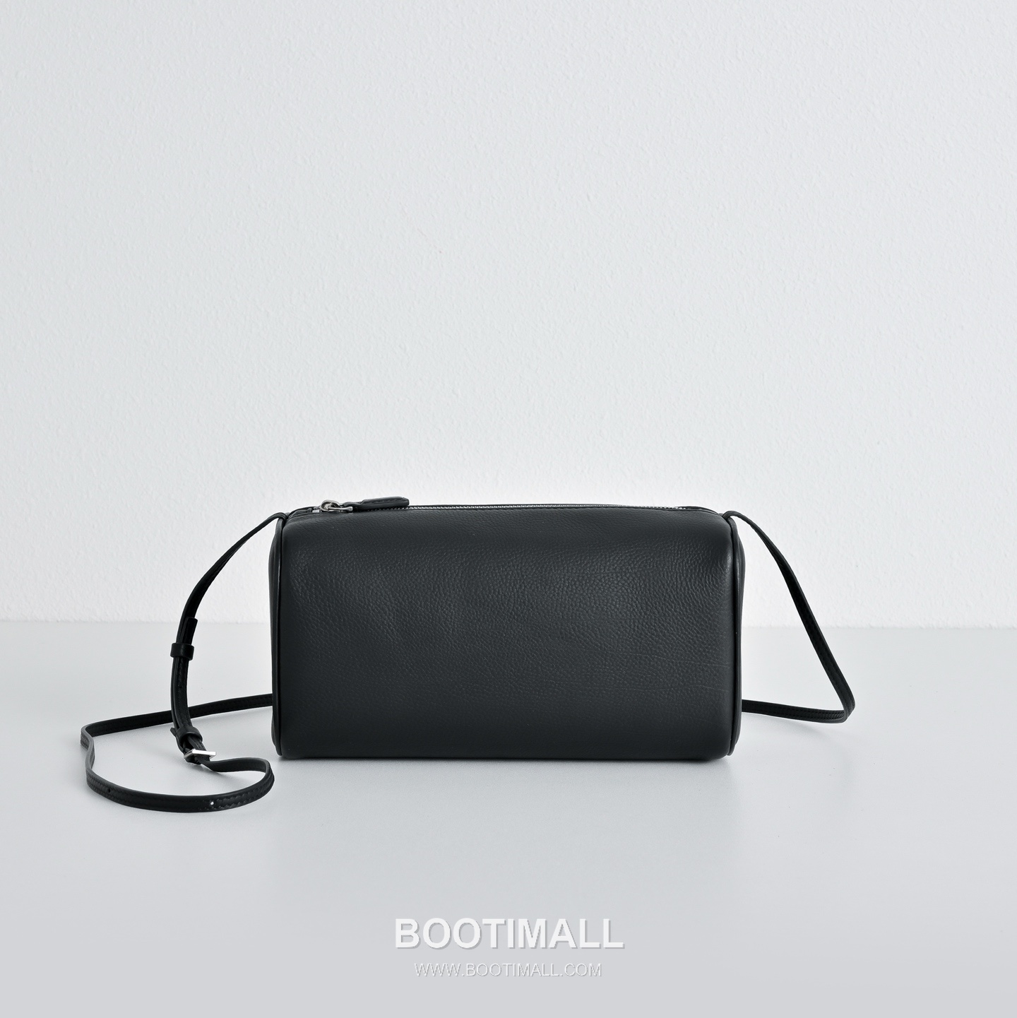 The Row 90s Lambskin Crossbody Bag with Zip Closure Detail 더로우 90s 램스킨 지퍼 클로저 크로스백 21cm 1