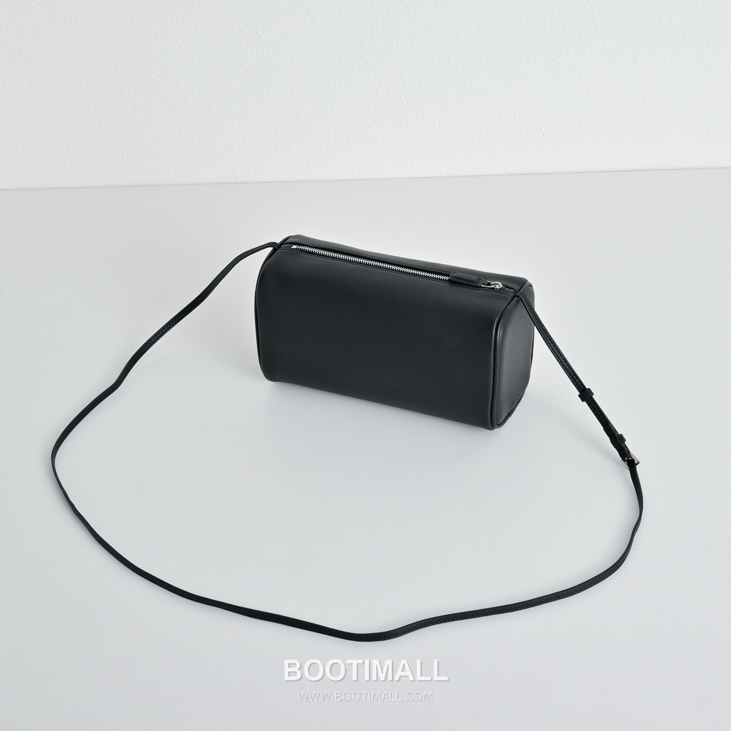 The Row 90s Lambskin Crossbody Bag with Zip Closure Detail 더로우 90s 램스킨 지퍼 클로저 크로스백 21cm 3