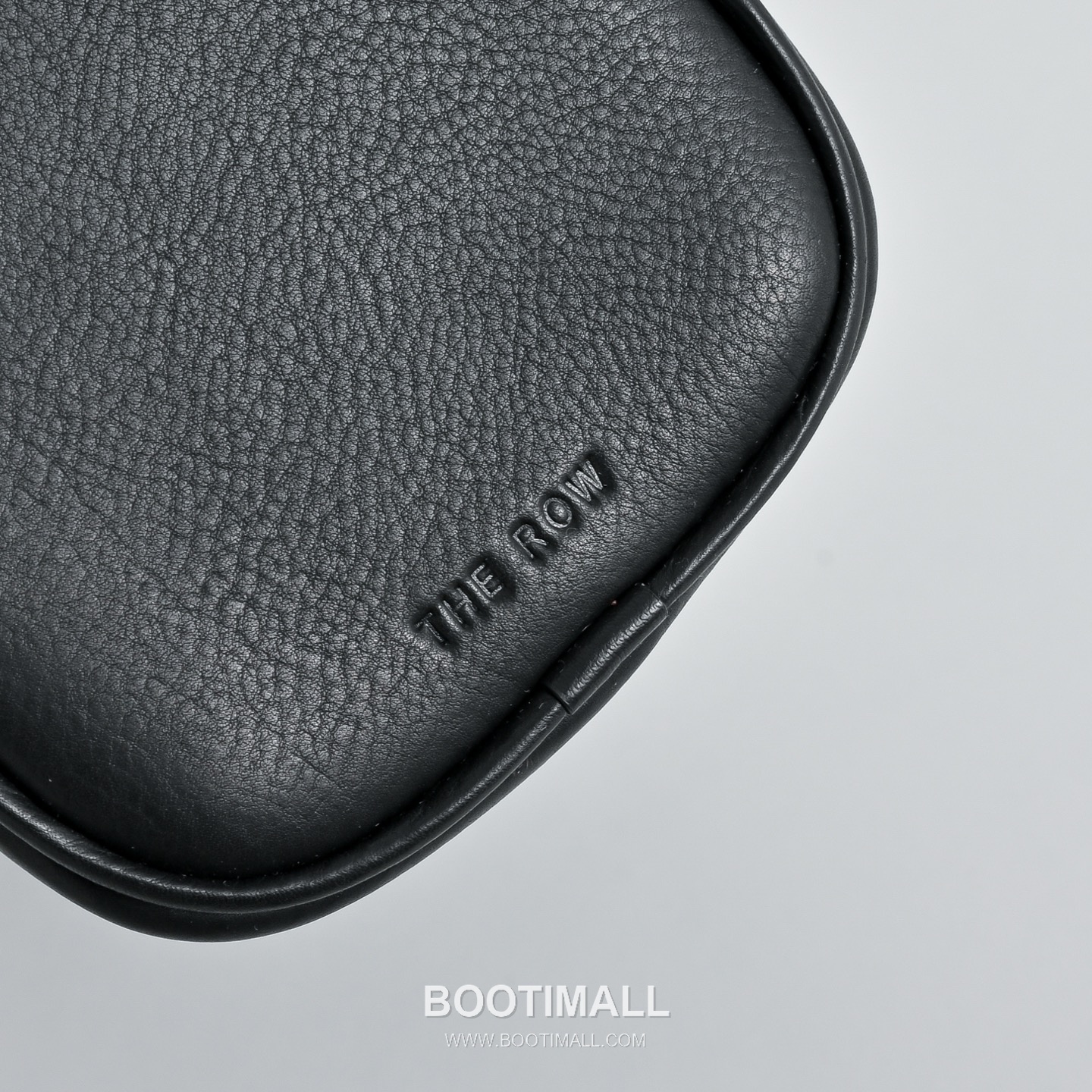 The Row 90s Lambskin Crossbody Bag with Zip Closure Detail 더로우 90s 램스킨 지퍼 클로저 크로스백 21cm 5