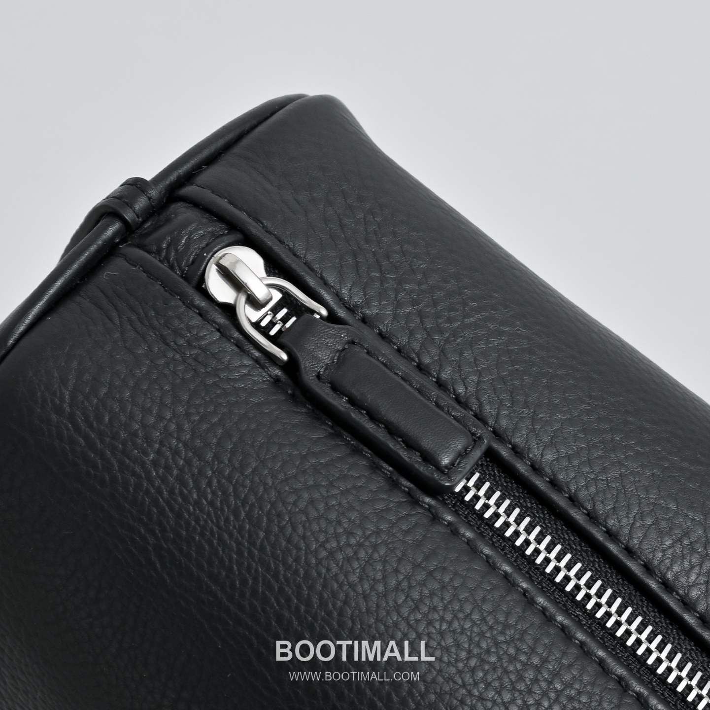 The Row 90s Lambskin Crossbody Bag with Zip Closure Detail 더로우 90s 램스킨 지퍼 클로저 크로스백 21cm 6