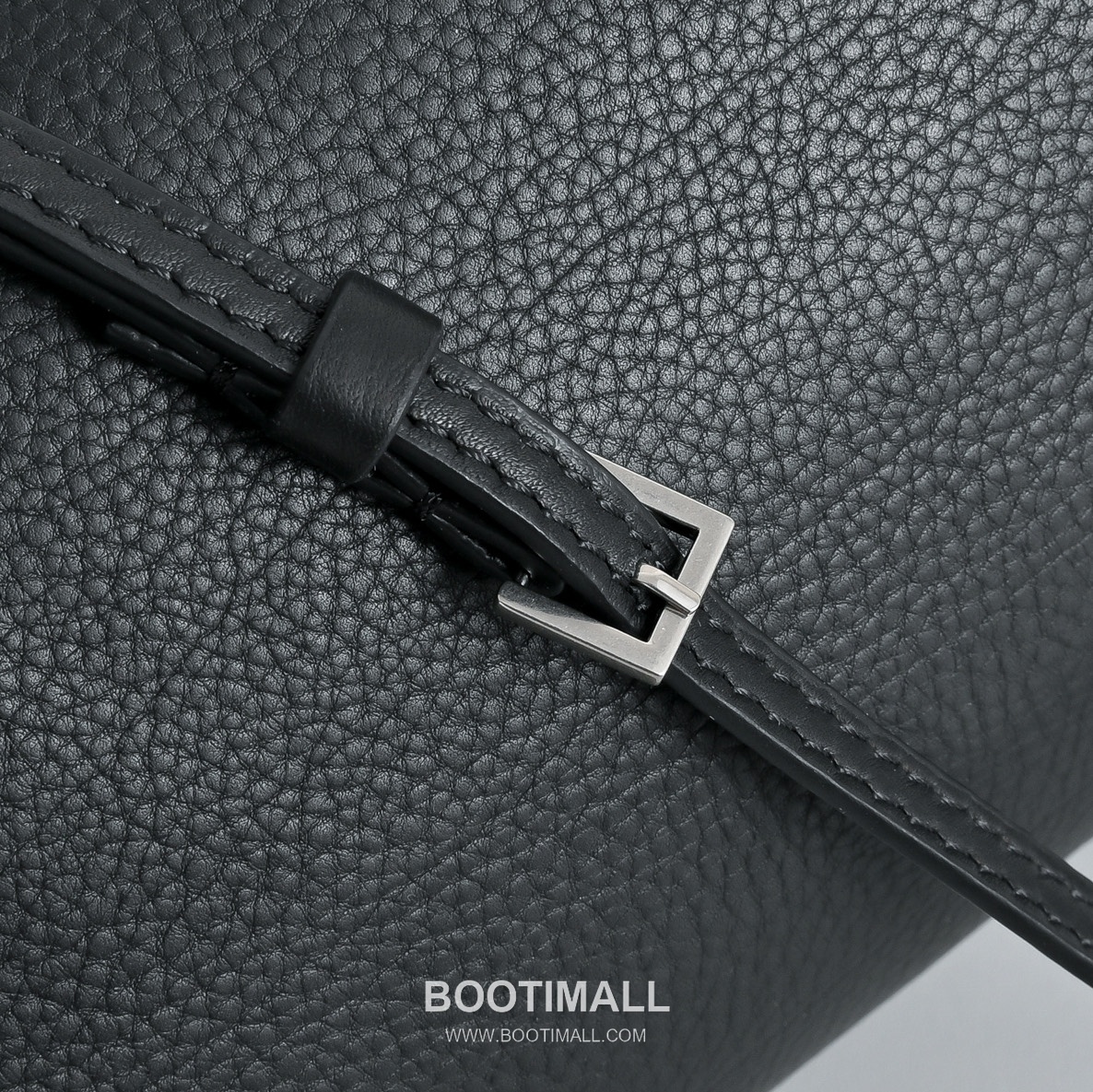 The Row 90s Lambskin Crossbody Bag with Zip Closure Detail 더로우 90s 램스킨 지퍼 클로저 크로스백 21cm 7