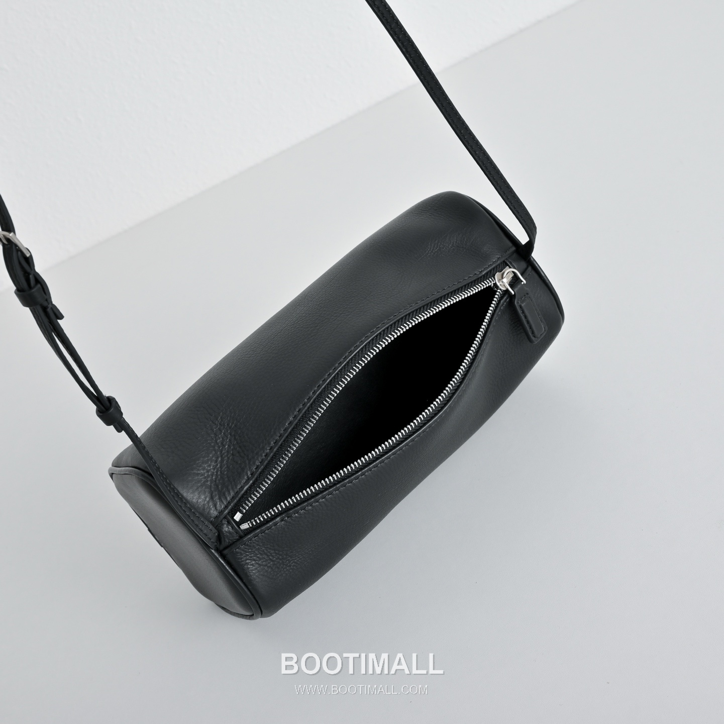The Row 90s Lambskin Crossbody Bag with Zip Closure Detail 더로우 90s 램스킨 지퍼 클로저 크로스백 21cm 8