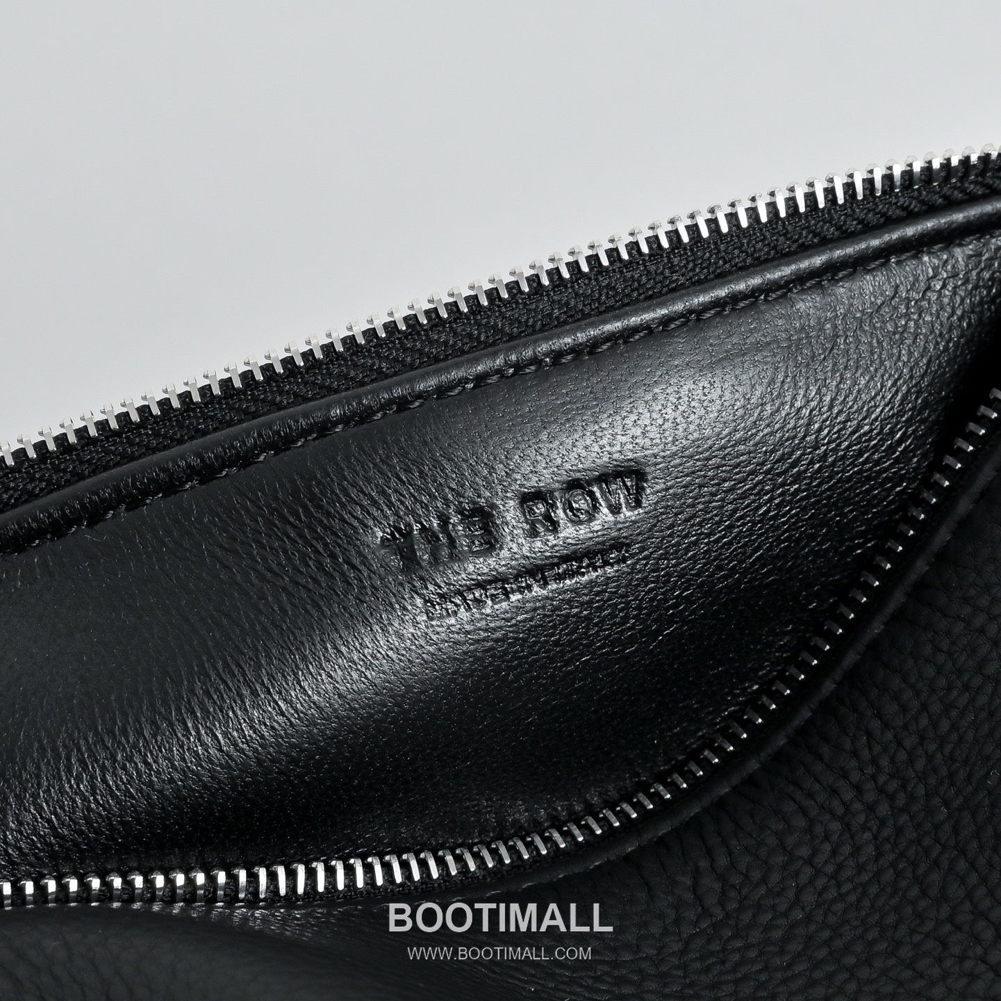 The Row 90s Lambskin Crossbody Bag with Zip Closure Detail 더로우 90s 램스킨 지퍼 클로저 크로스백 21cm 9