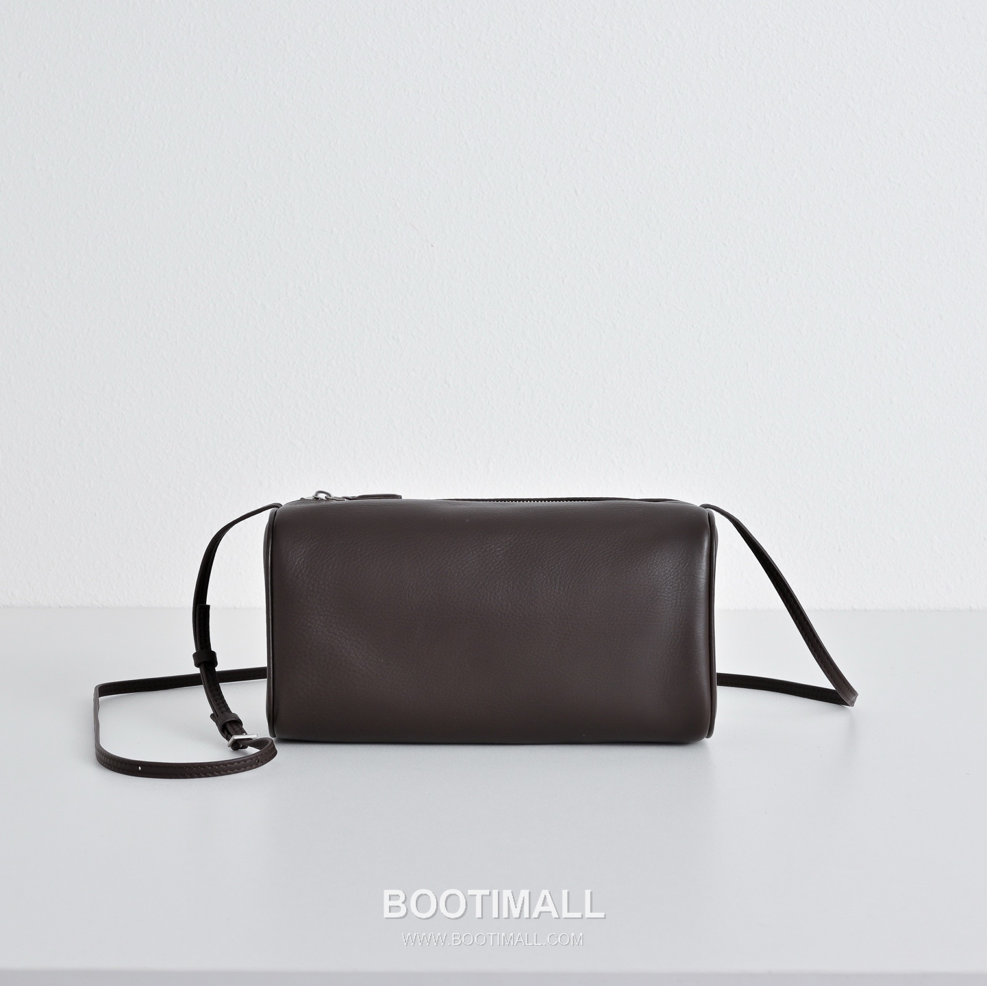 The Row 90s Lambskin Crossbody Bag with Zip Closure Detail 더로우 90s 램스킨 지퍼 클로저 크로스백 21cm 1