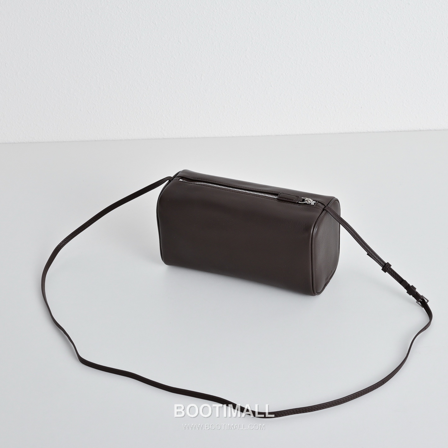 The Row 90s Lambskin Crossbody Bag with Zip Closure Detail 더로우 90s 램스킨 지퍼 클로저 크로스백 21cm 3