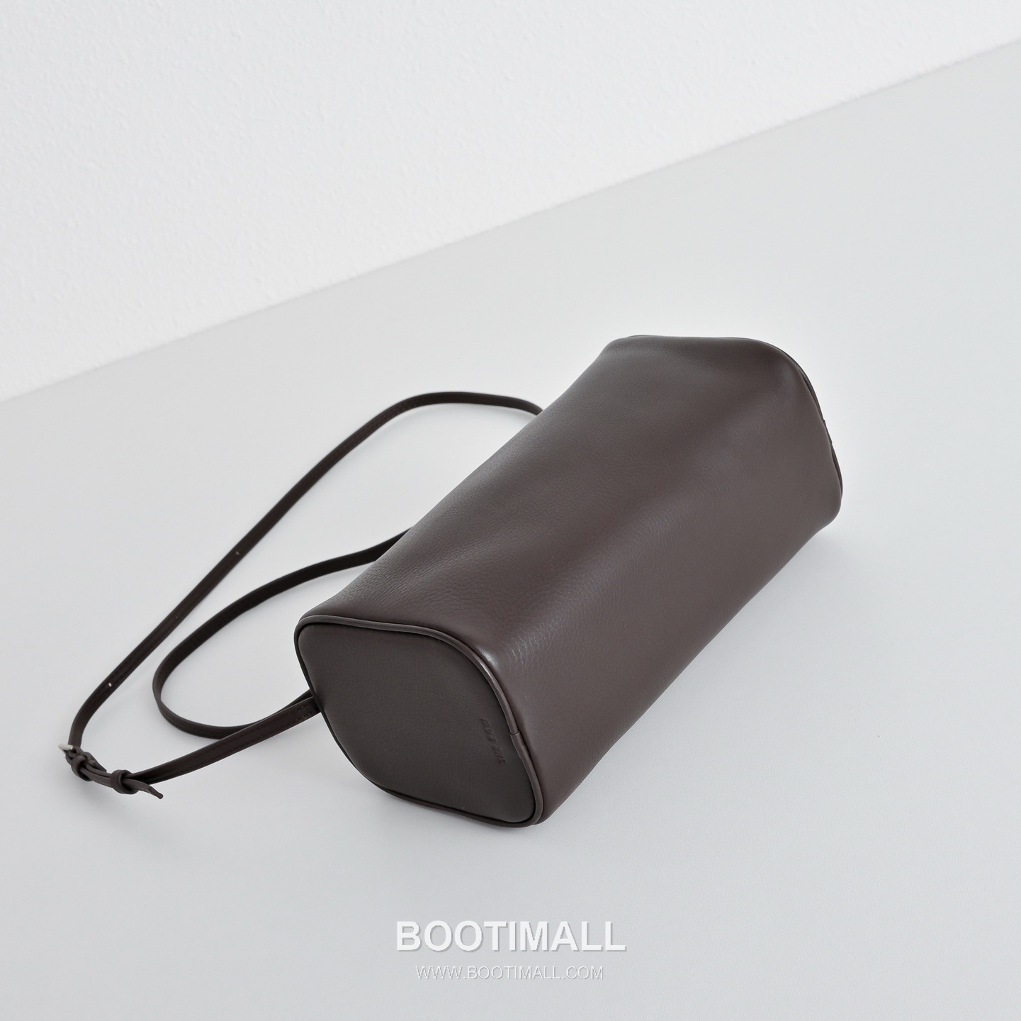 The Row 90s Lambskin Crossbody Bag with Zip Closure Detail 더로우 90s 램스킨 지퍼 클로저 크로스백 21cm 4