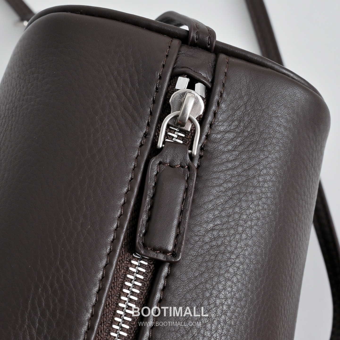 The Row 90s Lambskin Crossbody Bag with Zip Closure Detail 더로우 90s 램스킨 지퍼 클로저 크로스백 21cm 5