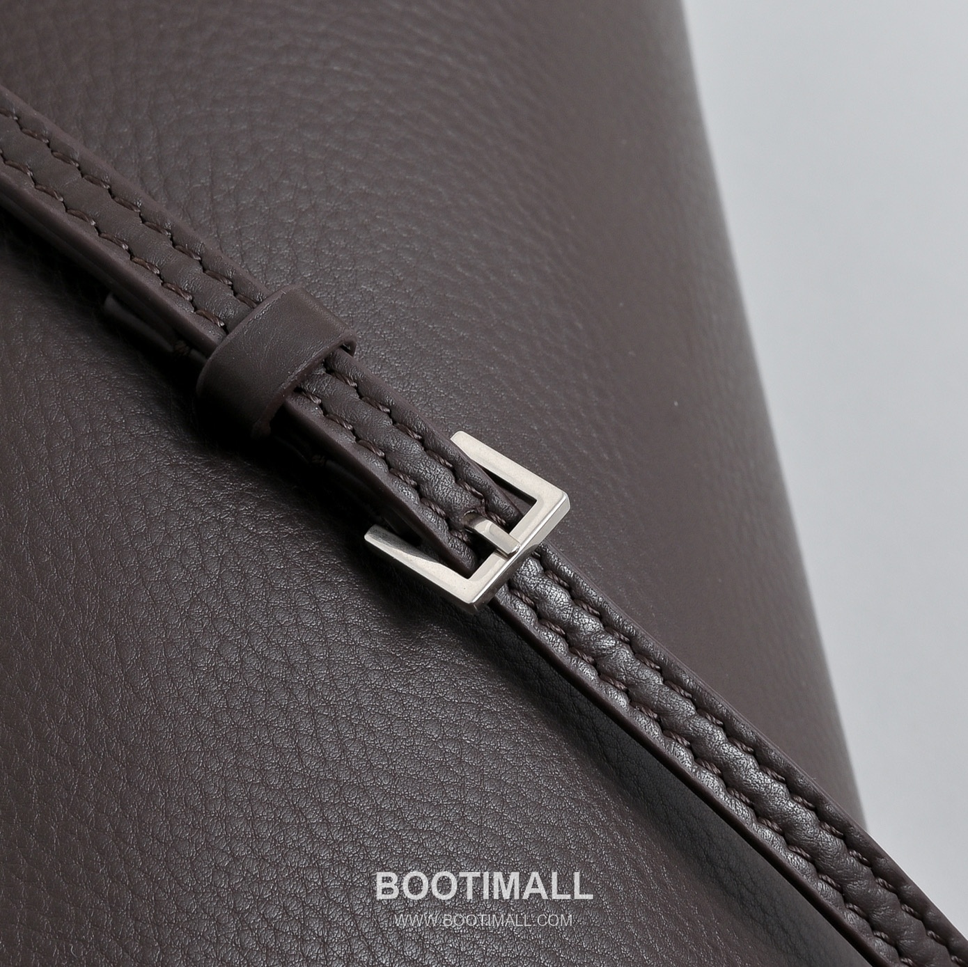 The Row 90s Lambskin Crossbody Bag with Zip Closure Detail 더로우 90s 램스킨 지퍼 클로저 크로스백 21cm 7