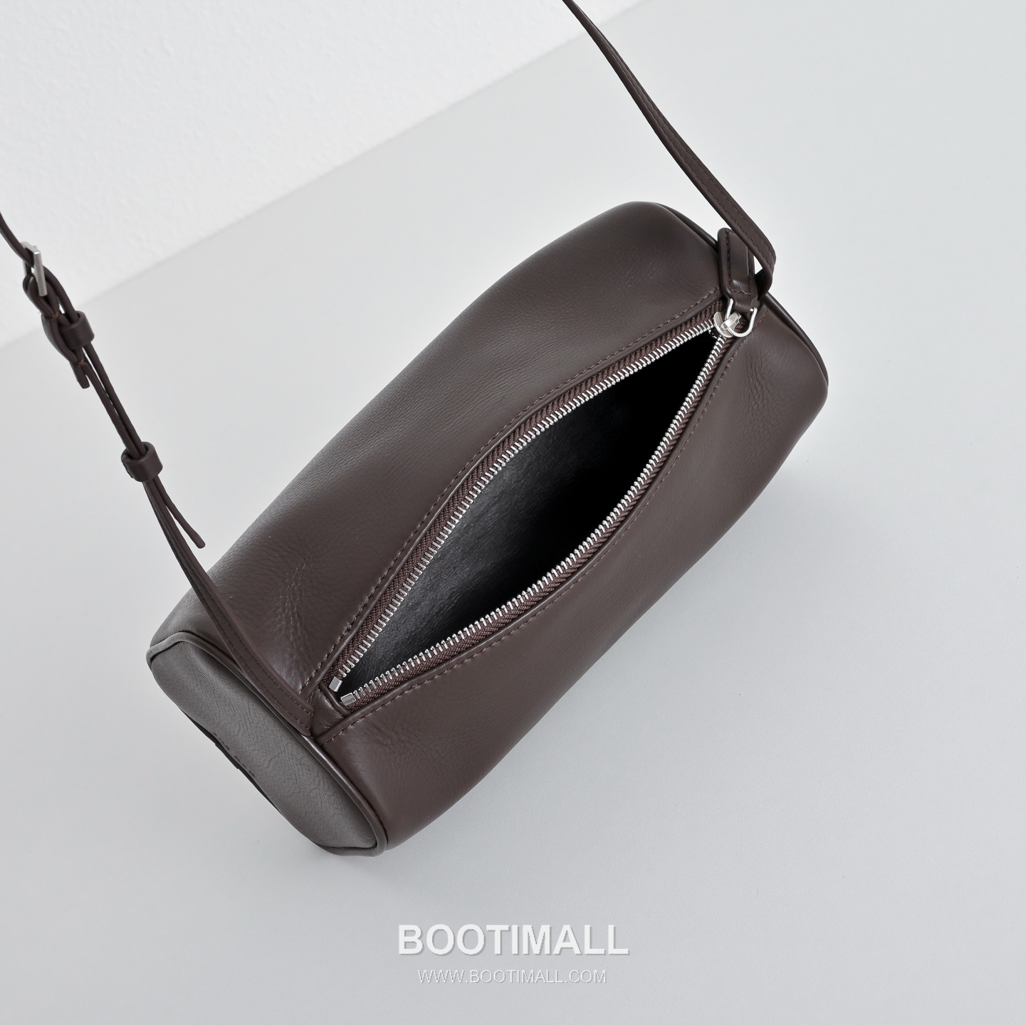 The Row 90s Lambskin Crossbody Bag with Zip Closure Detail 더로우 90s 램스킨 지퍼 클로저 크로스백 21cm 8