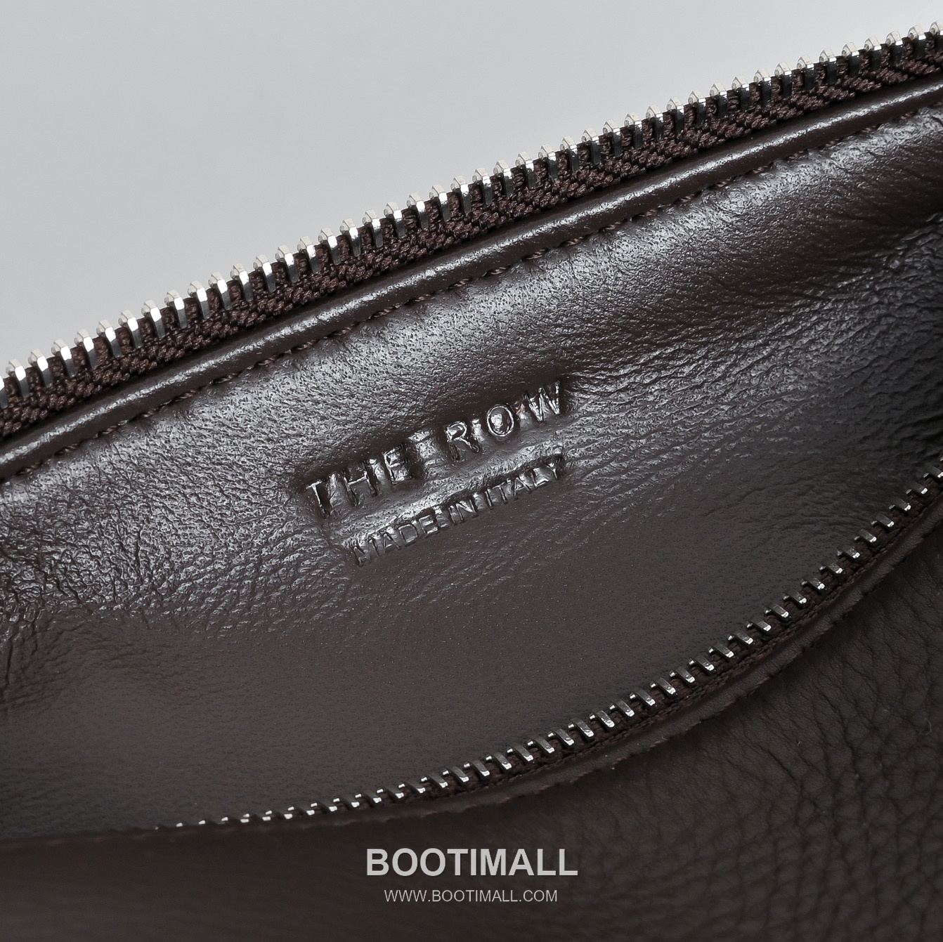 The Row 90s Lambskin Crossbody Bag with Zip Closure Detail 더로우 90s 램스킨 지퍼 클로저 크로스백 21cm 9