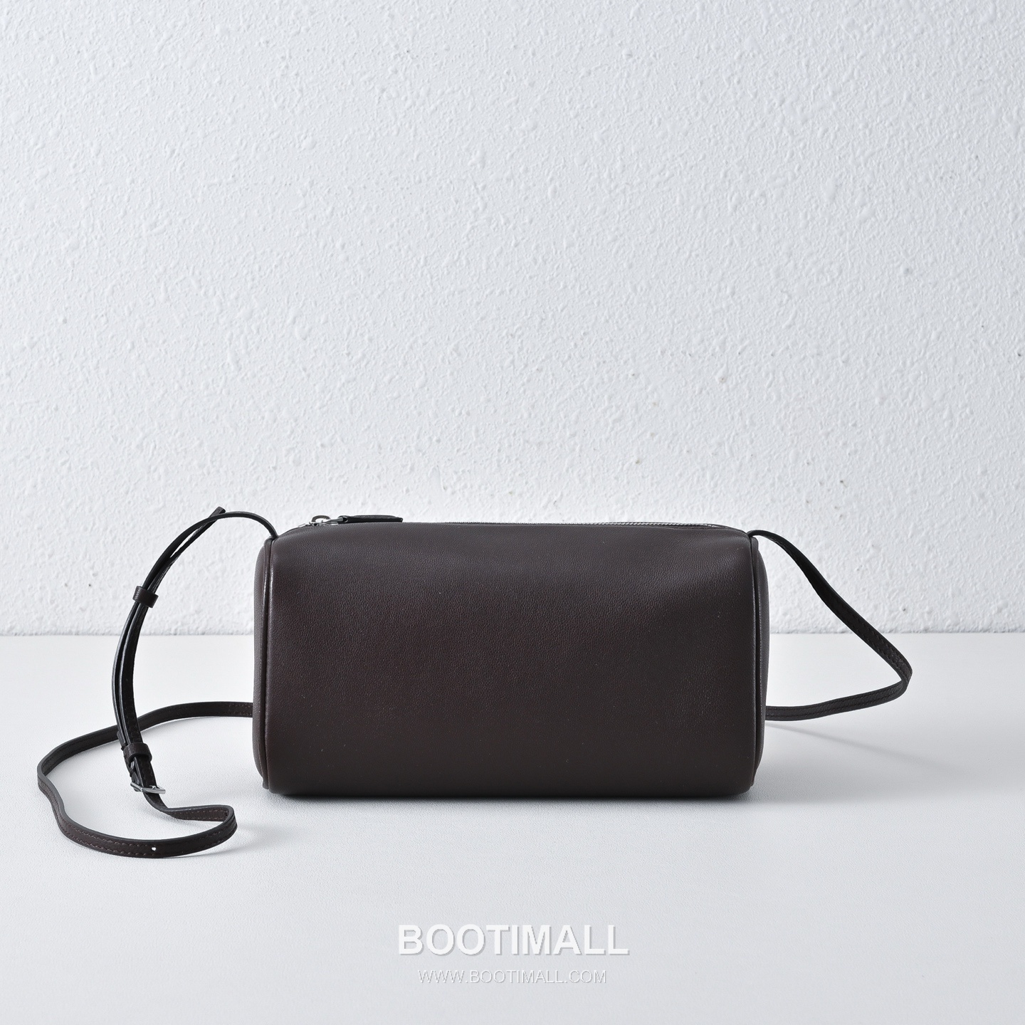 The Row 90s Lambskin Crossbody Bag with Zip Closure Detail 더로우 90s 램스킨 지퍼 클로저 크로스백 21cm 1