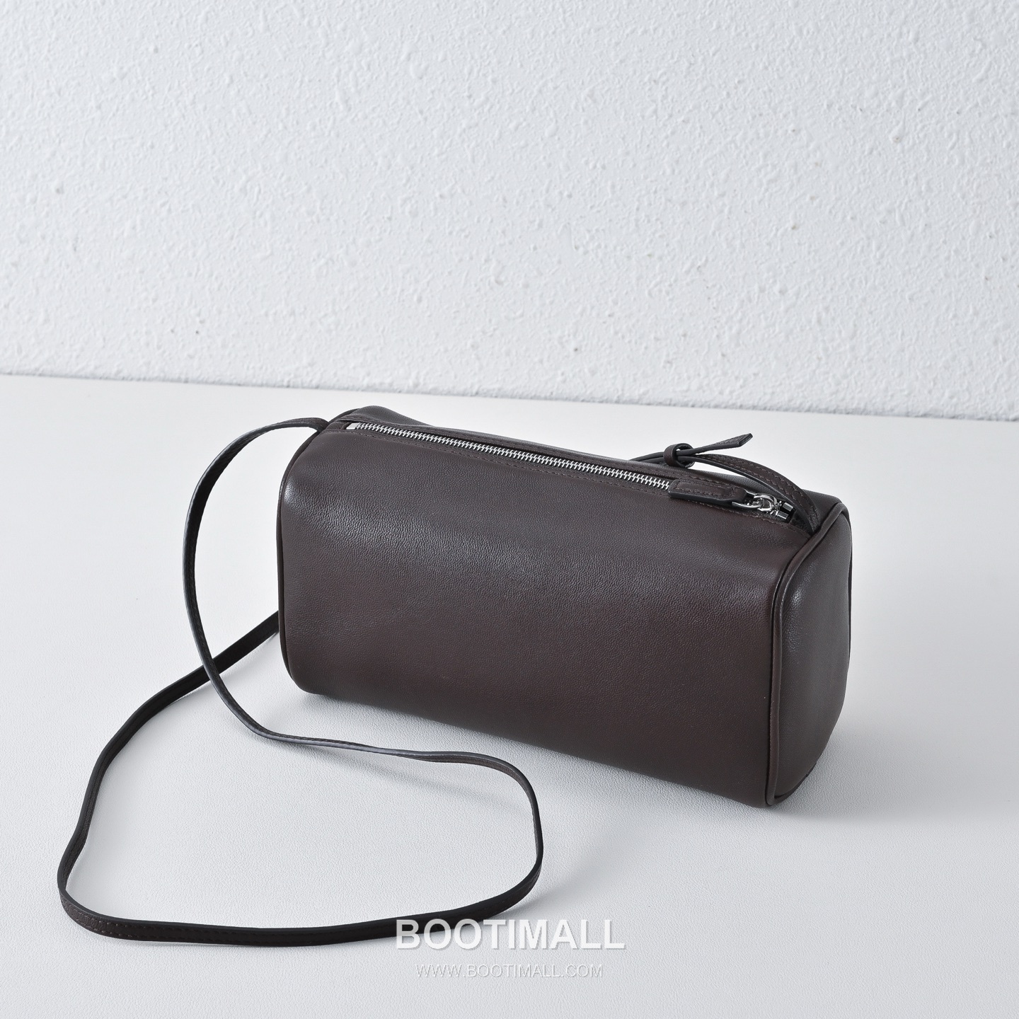 The Row 90s Lambskin Crossbody Bag with Zip Closure Detail 더로우 90s 램스킨 지퍼 클로저 크로스백 21cm 2