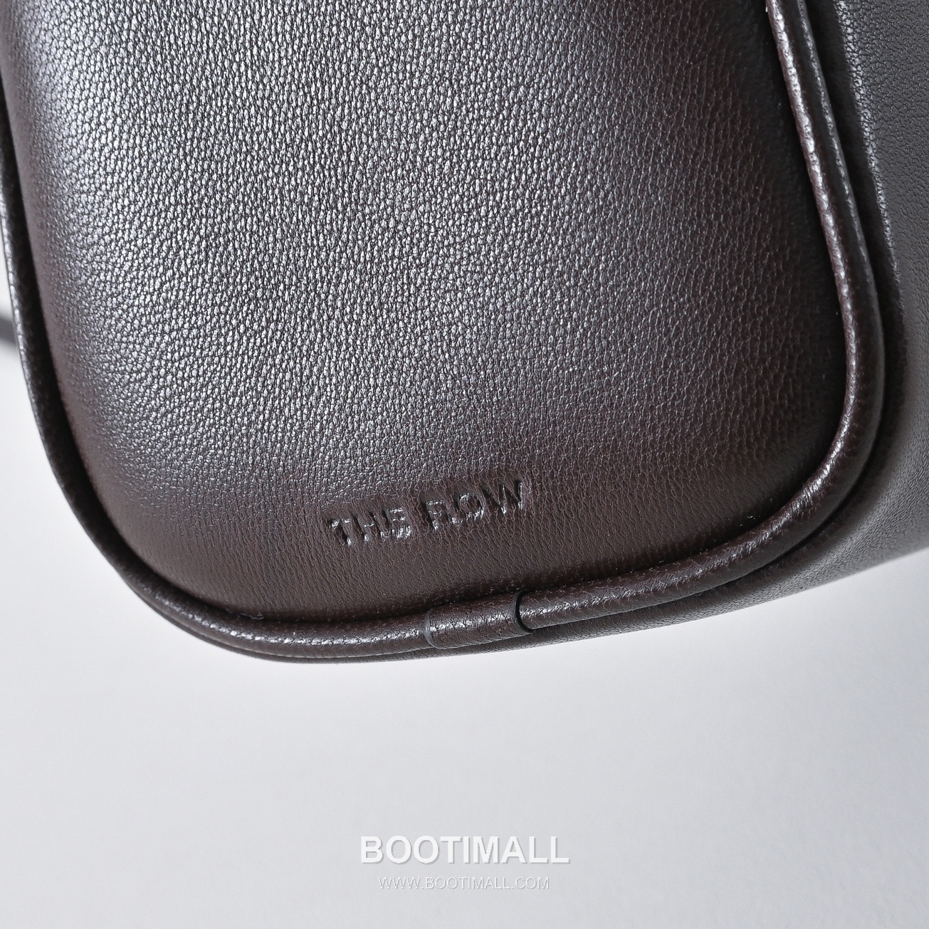 The Row 90s Lambskin Crossbody Bag with Zip Closure Detail 더로우 90s 램스킨 지퍼 클로저 크로스백 21cm 3