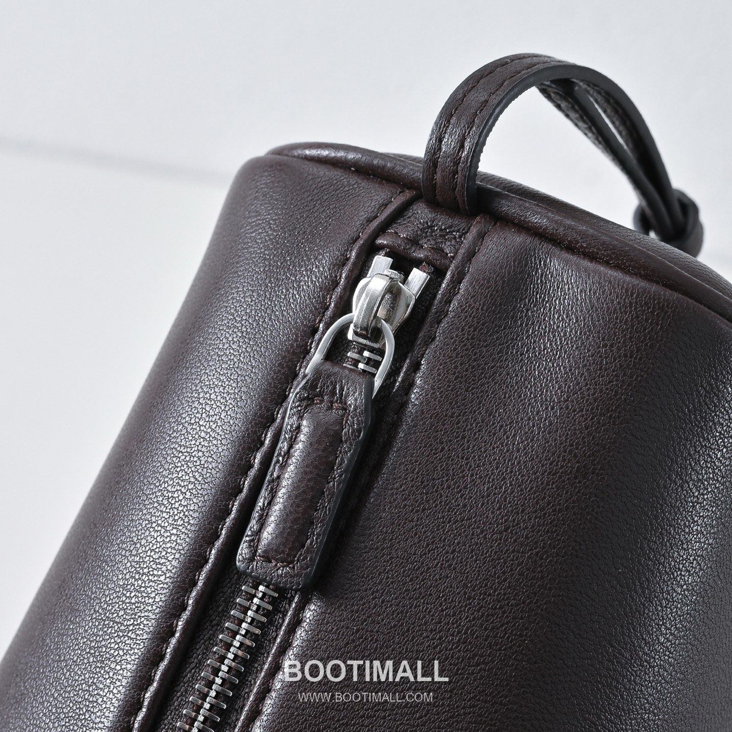 The Row 90s Lambskin Crossbody Bag with Zip Closure Detail 더로우 90s 램스킨 지퍼 클로저 크로스백 21cm 4