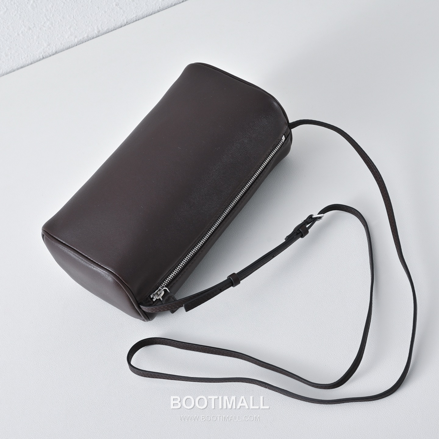 The Row 90s Lambskin Crossbody Bag with Zip Closure Detail 더로우 90s 램스킨 지퍼 클로저 크로스백 21cm 5