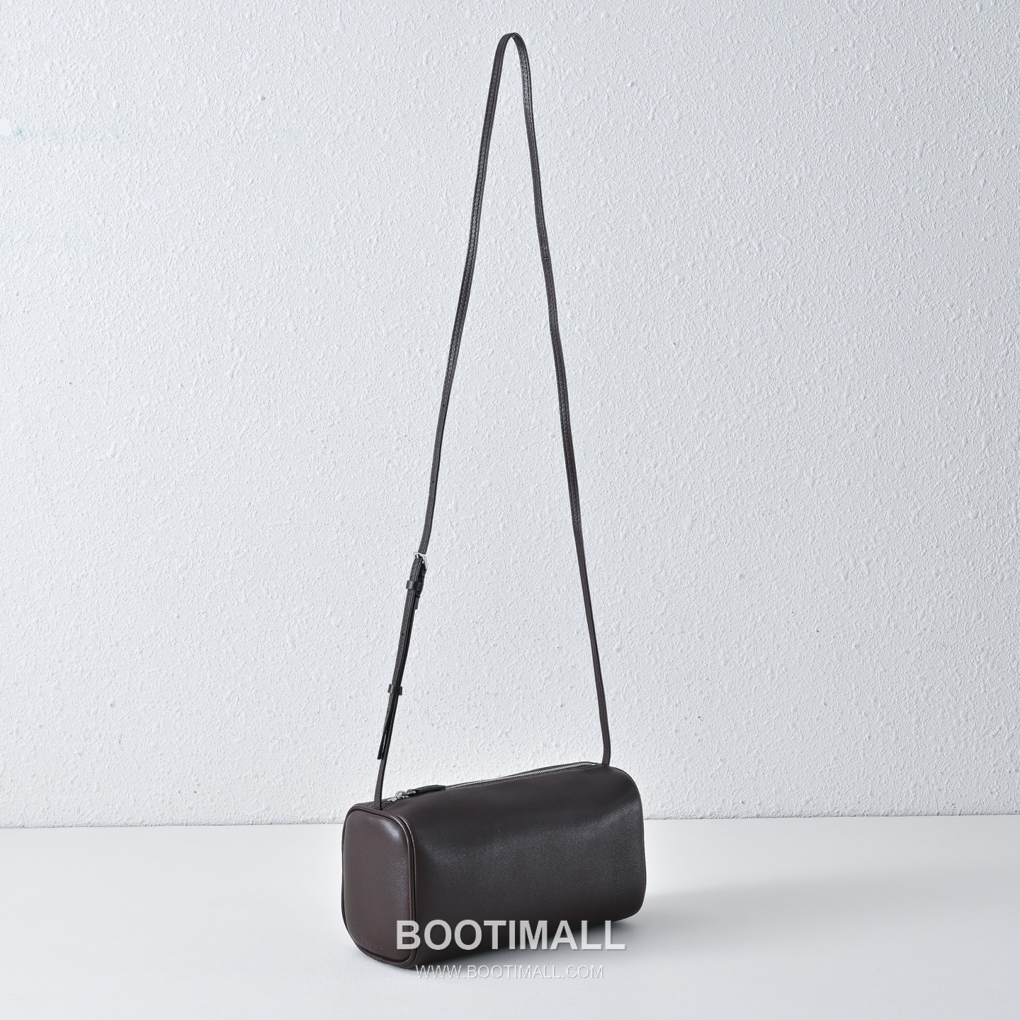 The Row 90s Lambskin Crossbody Bag with Zip Closure Detail 더로우 90s 램스킨 지퍼 클로저 크로스백 21cm 9