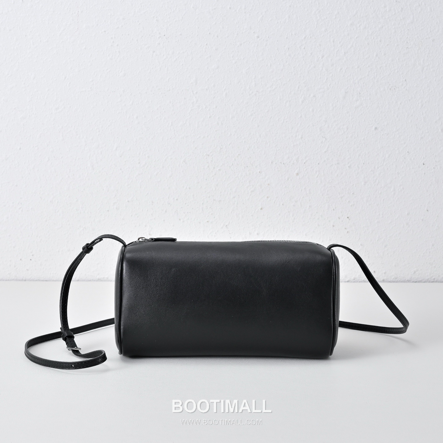The Row 90s Lambskin Crossbody Bag with Zip Closure Detail 더로우 90s 램스킨 지퍼 클로저 크로스백 21cm 1