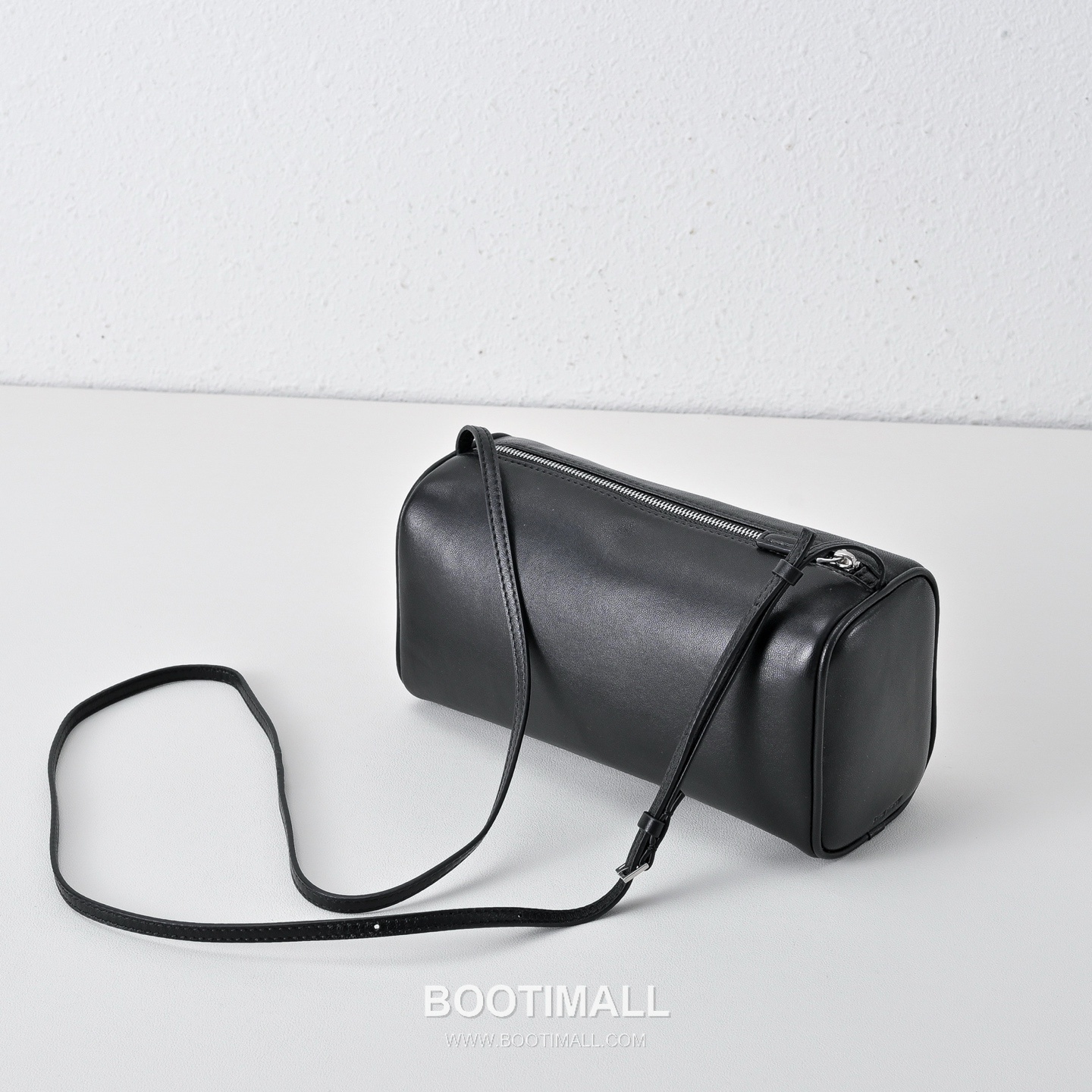 The Row 90s Lambskin Crossbody Bag with Zip Closure Detail 더로우 90s 램스킨 지퍼 클로저 크로스백 21cm 3