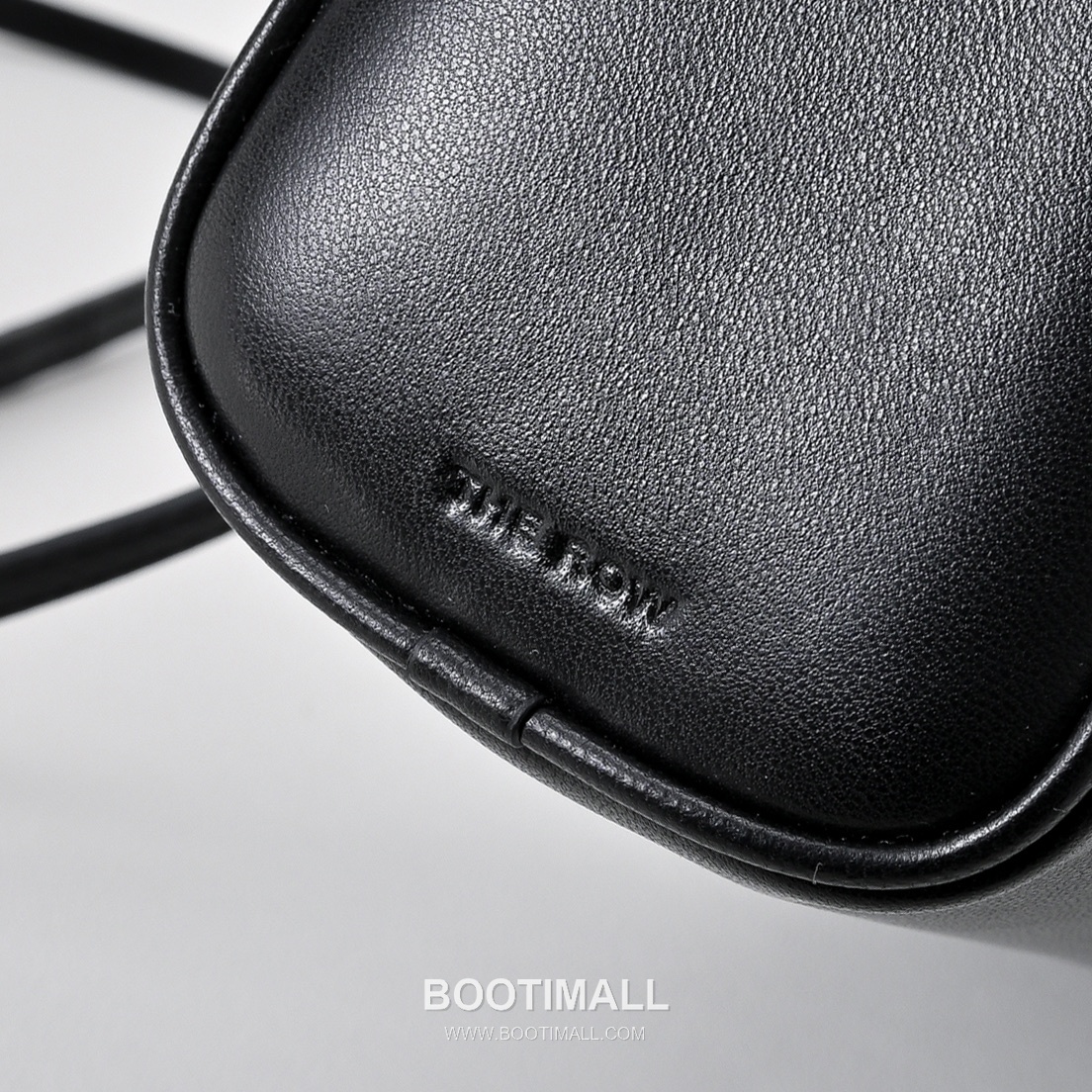 The Row 90s Lambskin Crossbody Bag with Zip Closure Detail 더로우 90s 램스킨 지퍼 클로저 크로스백 21cm 4