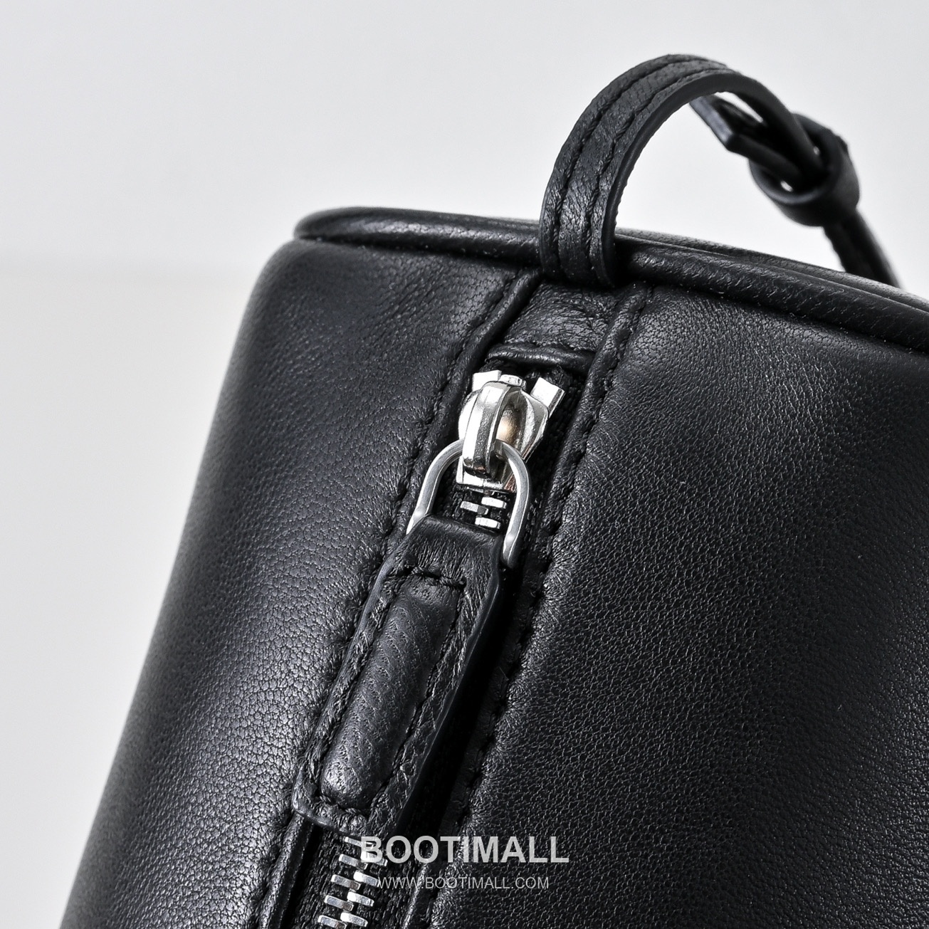 The Row 90s Lambskin Crossbody Bag with Zip Closure Detail 더로우 90s 램스킨 지퍼 클로저 크로스백 21cm 5