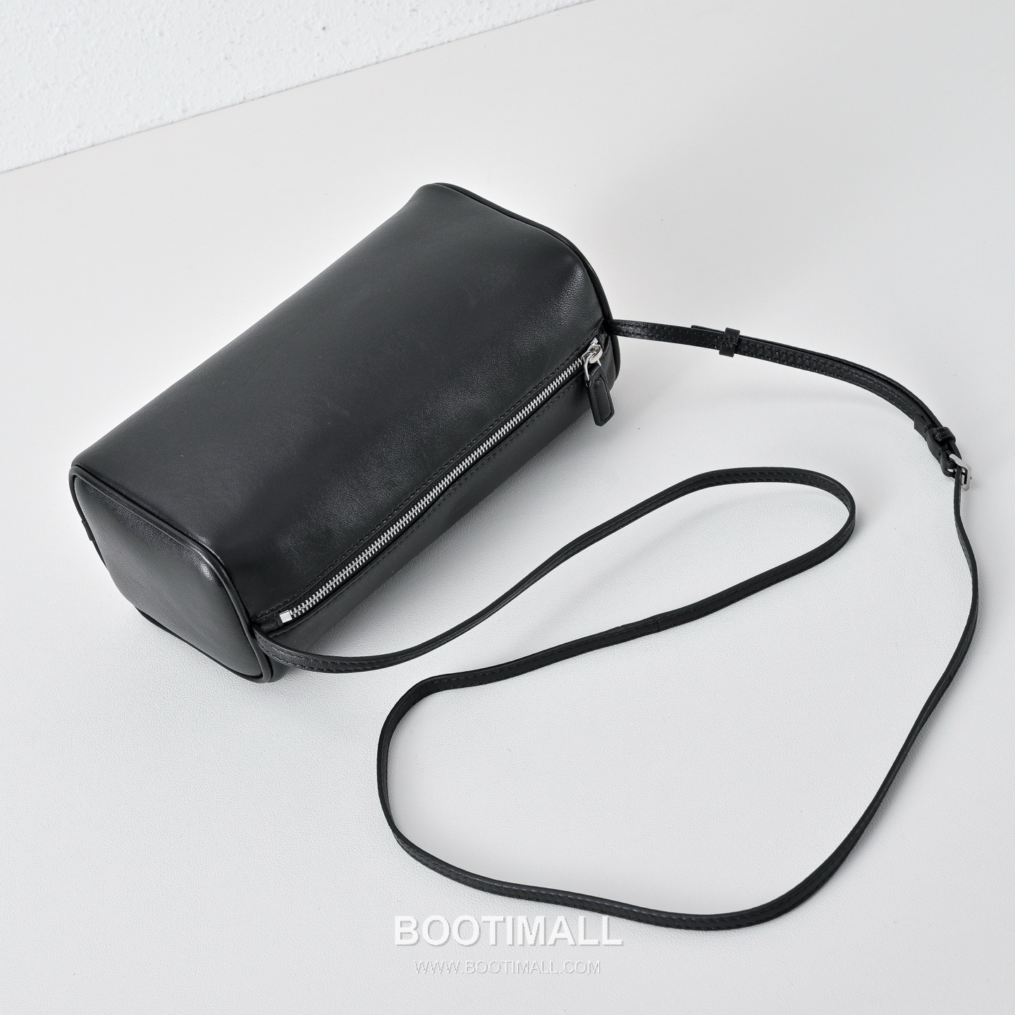 The Row 90s Lambskin Crossbody Bag with Zip Closure Detail 더로우 90s 램스킨 지퍼 클로저 크로스백 21cm 6