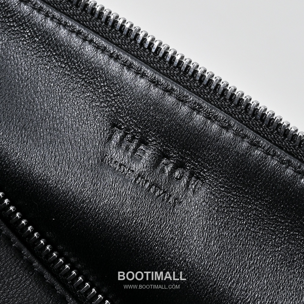 The Row 90s Lambskin Crossbody Bag with Zip Closure Detail 더로우 90s 램스킨 지퍼 클로저 크로스백 21cm 8