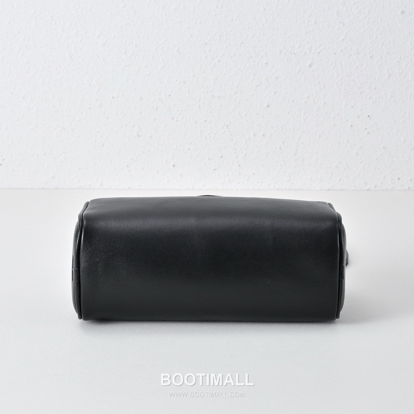 The Row 90s Lambskin Crossbody Bag with Zip Closure Detail 더로우 90s 램스킨 지퍼 클로저 크로스백 21cm 9