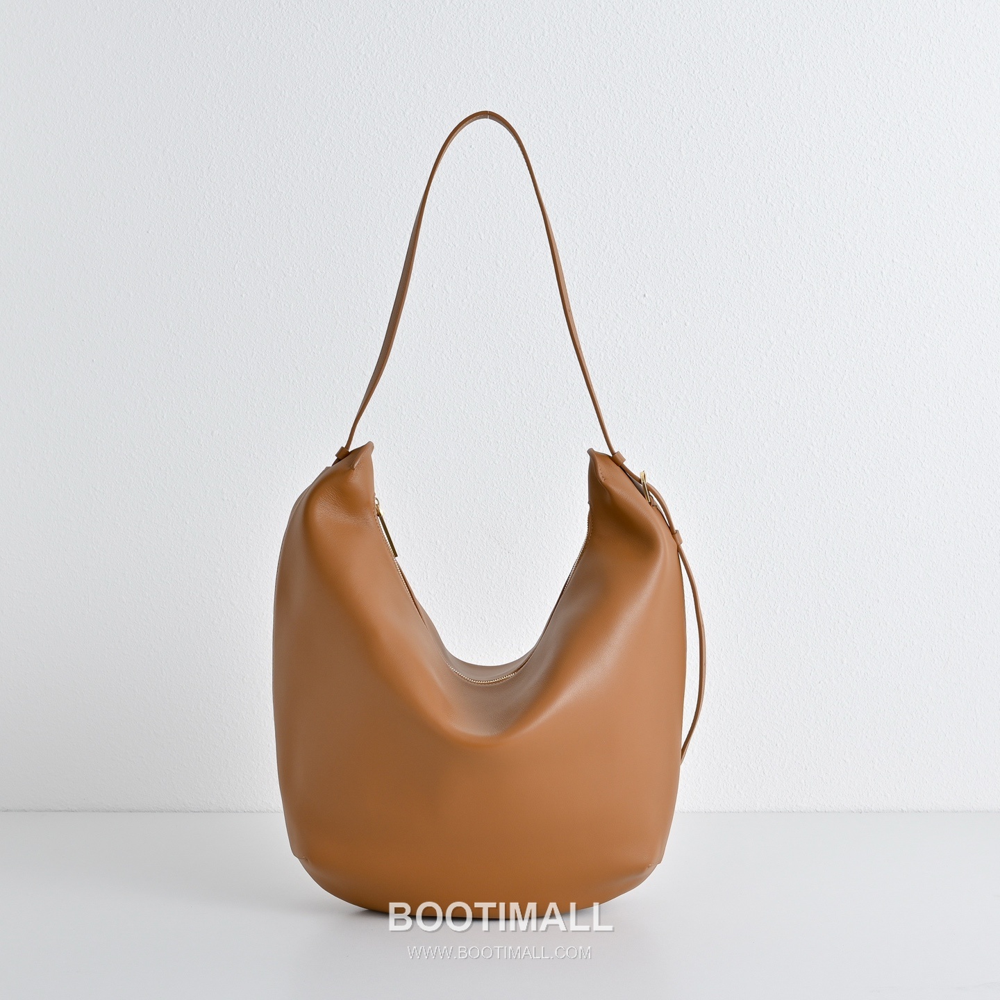 The Row Allie Calfskin Shoulder Bag with Adjustable Strap Detail 더로우 알리 카프스킨 조절 스트랩 숄더백 42cm 1