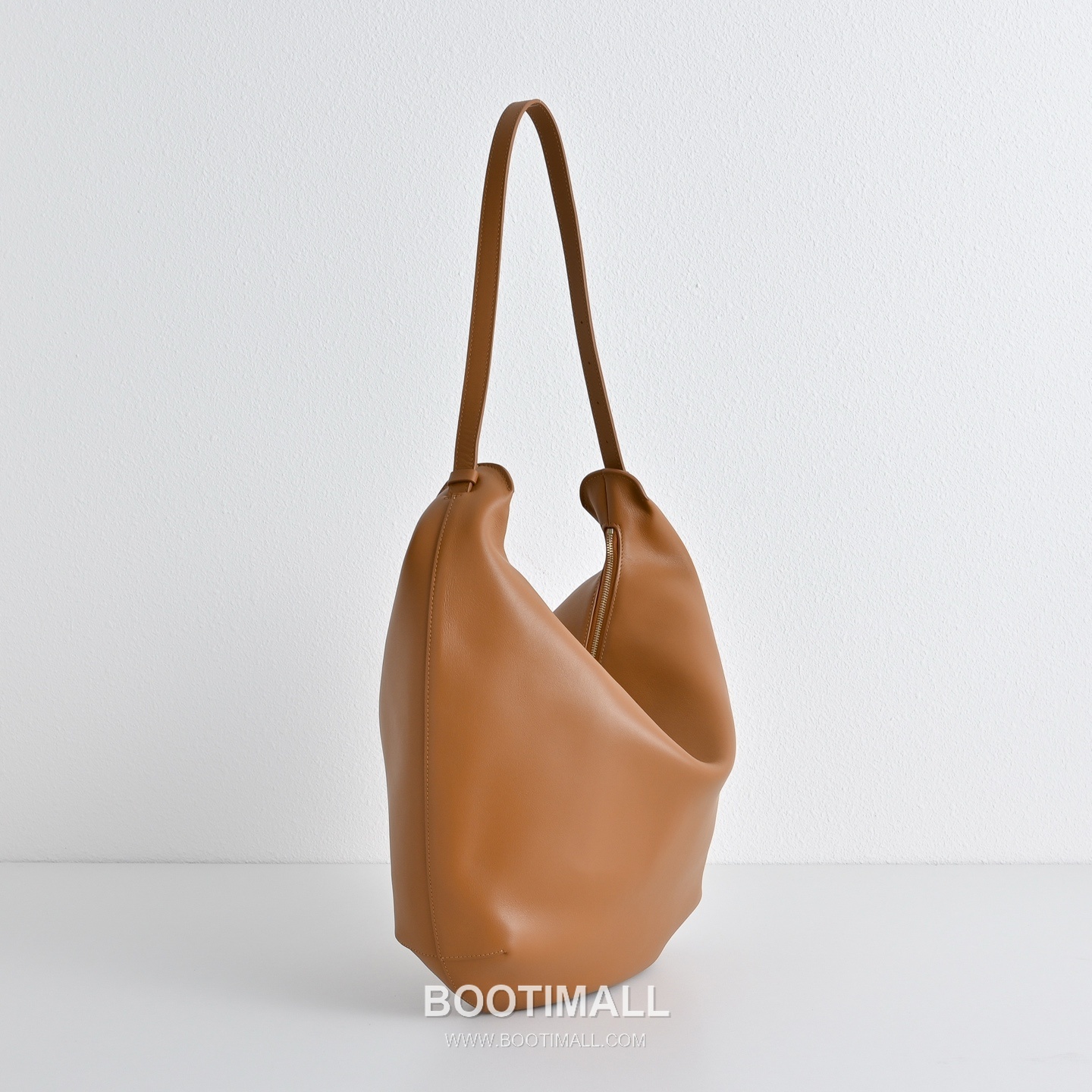 The Row Allie Calfskin Shoulder Bag with Adjustable Strap Detail 더로우 알리 카프스킨 조절 스트랩 숄더백 42cm 2