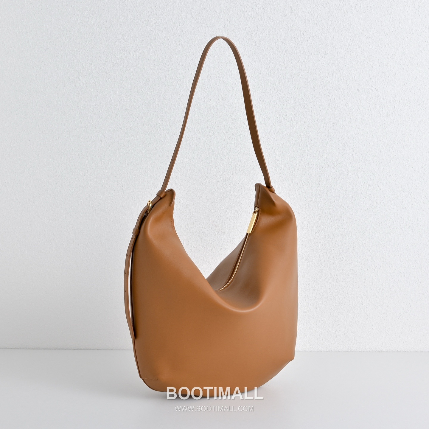 The Row Allie Calfskin Shoulder Bag with Adjustable Strap Detail 더로우 알리 카프스킨 조절 스트랩 숄더백 42cm 3