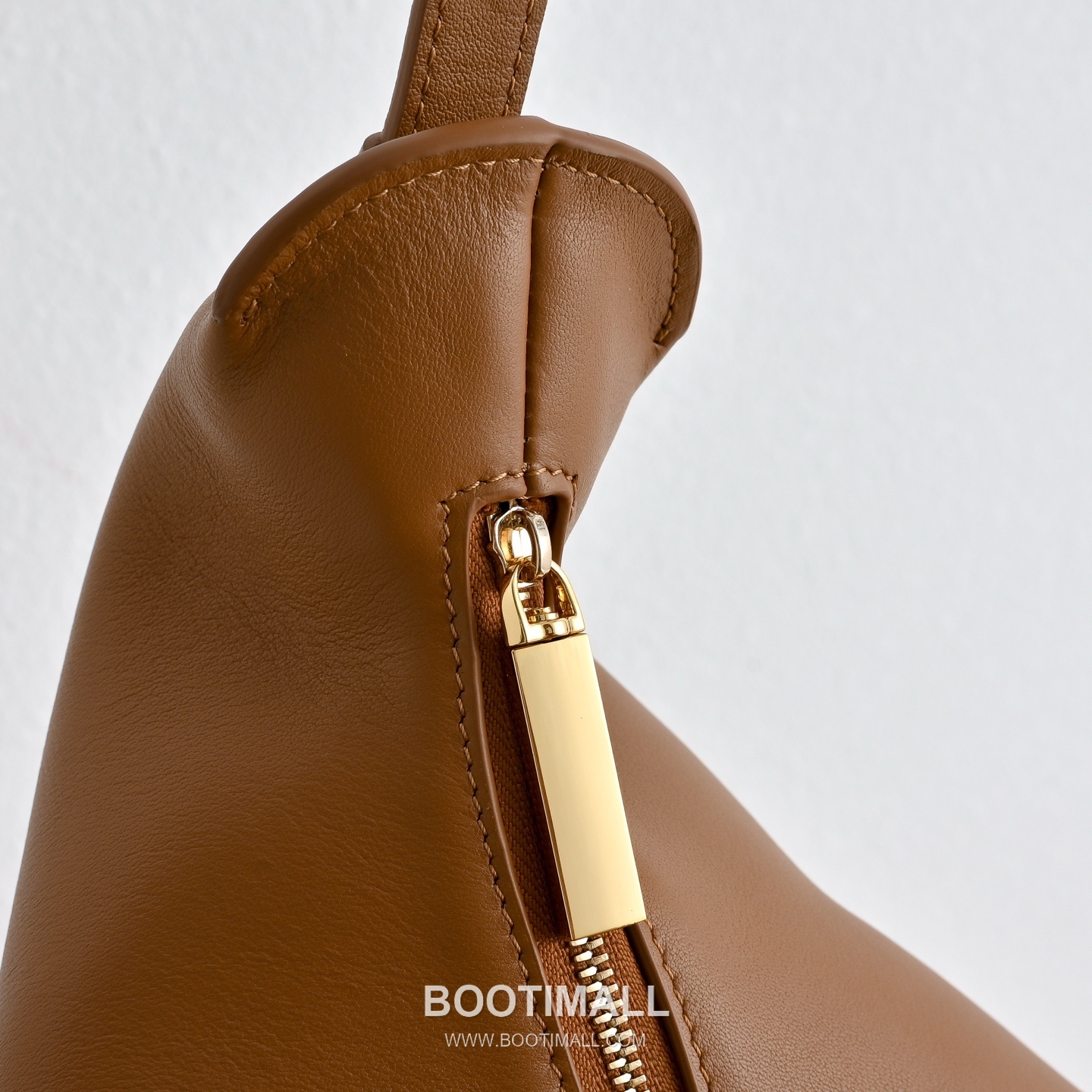 The Row Allie Calfskin Shoulder Bag with Adjustable Strap Detail 더로우 알리 카프스킨 조절 스트랩 숄더백 42cm 5