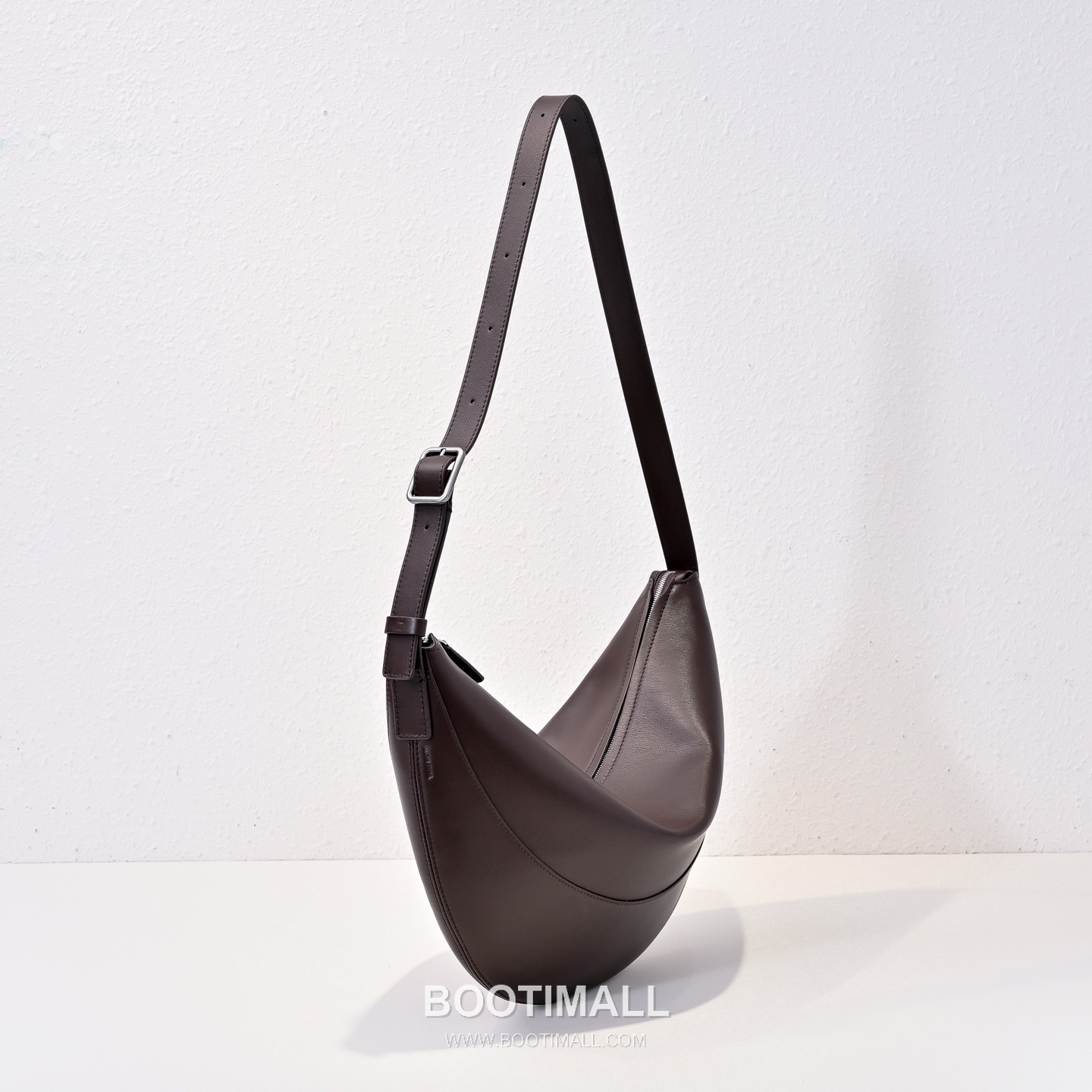 The Row Allie Calfskin Shoulder Bag with Adjustable Strap Detail 더로우 알리 카프스킨 조절 스트랩 숄더백 42cm 2