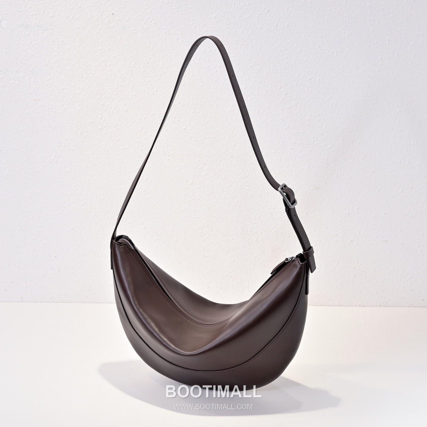 The Row Allie Calfskin Shoulder Bag with Adjustable Strap Detail 더로우 알리 카프스킨 조절 스트랩 숄더백 42cm 3