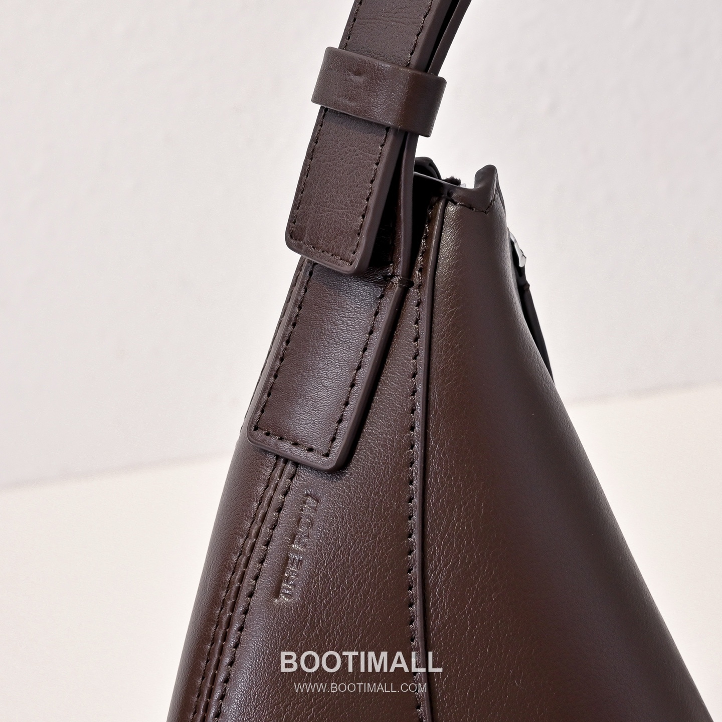 The Row Allie Calfskin Shoulder Bag with Adjustable Strap Detail 더로우 알리 카프스킨 조절 스트랩 숄더백 42cm 4