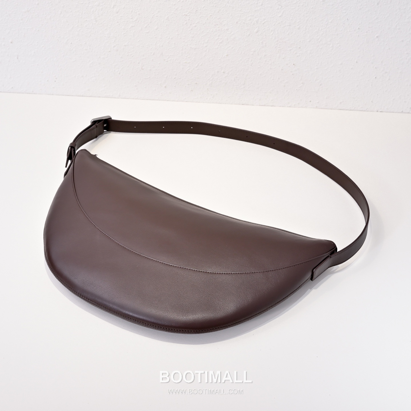 The Row Allie Calfskin Shoulder Bag with Adjustable Strap Detail 더로우 알리 카프스킨 조절 스트랩 숄더백 42cm 5