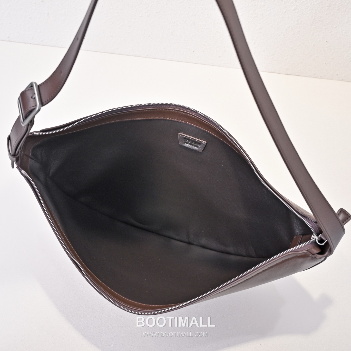 The Row Allie Calfskin Shoulder Bag with Adjustable Strap Detail 더로우 알리 카프스킨 조절 스트랩 숄더백 42cm 6